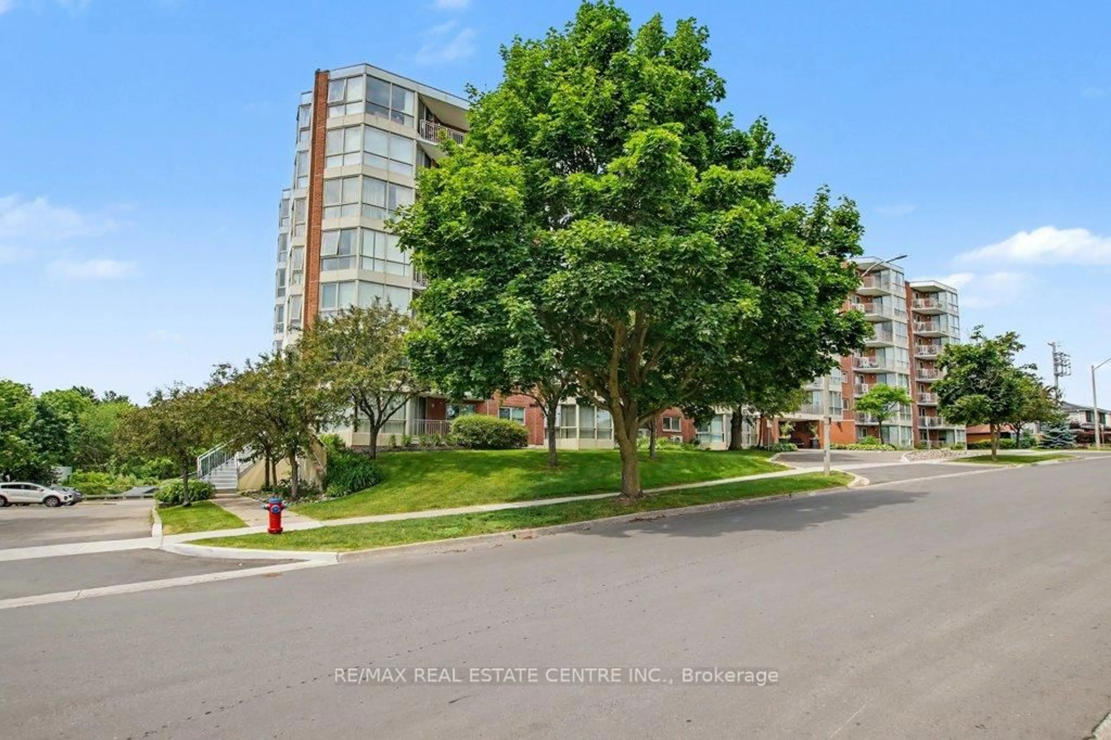 A pic from outside/outdoor area/front of a property/back of a property/a pic from drone, unknown for 26 Hall Rd #604, Halton Hills Ontario L7G 5G5