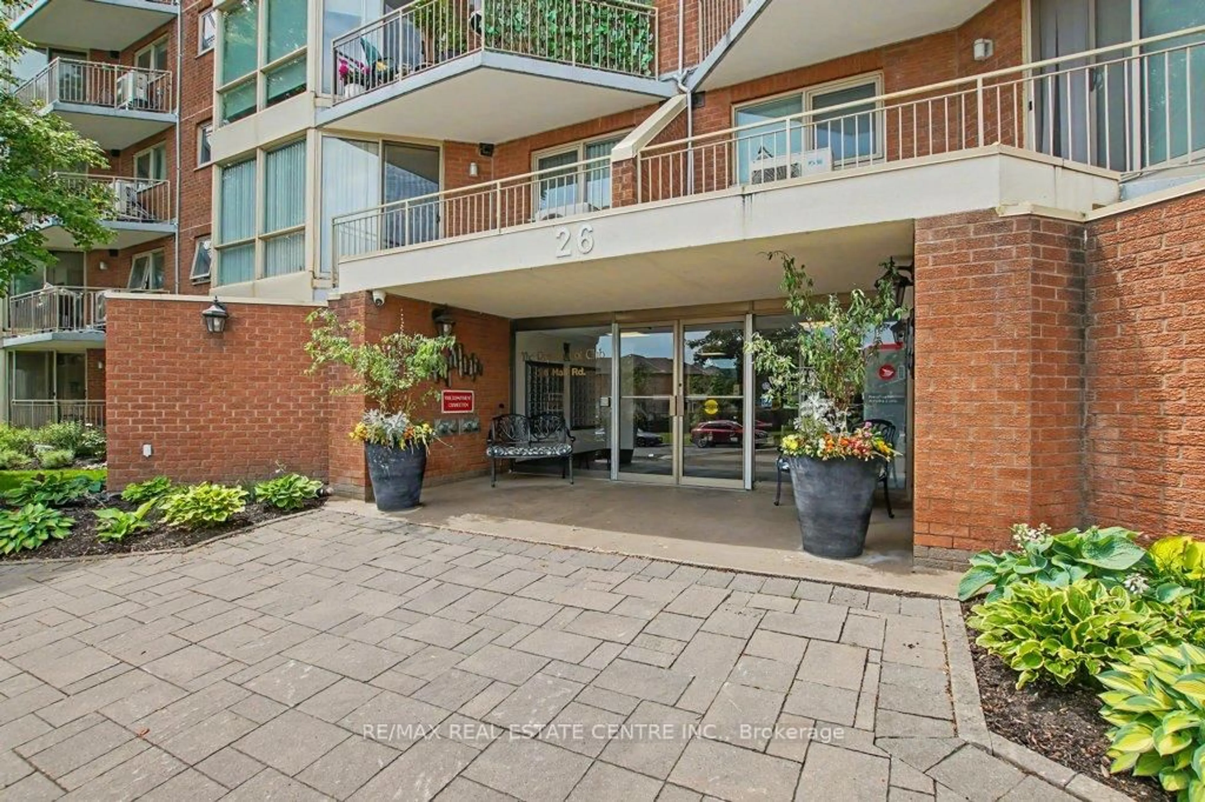 Indoor foyer for 26 Hall Rd #604, Halton Hills Ontario L7G 5G5