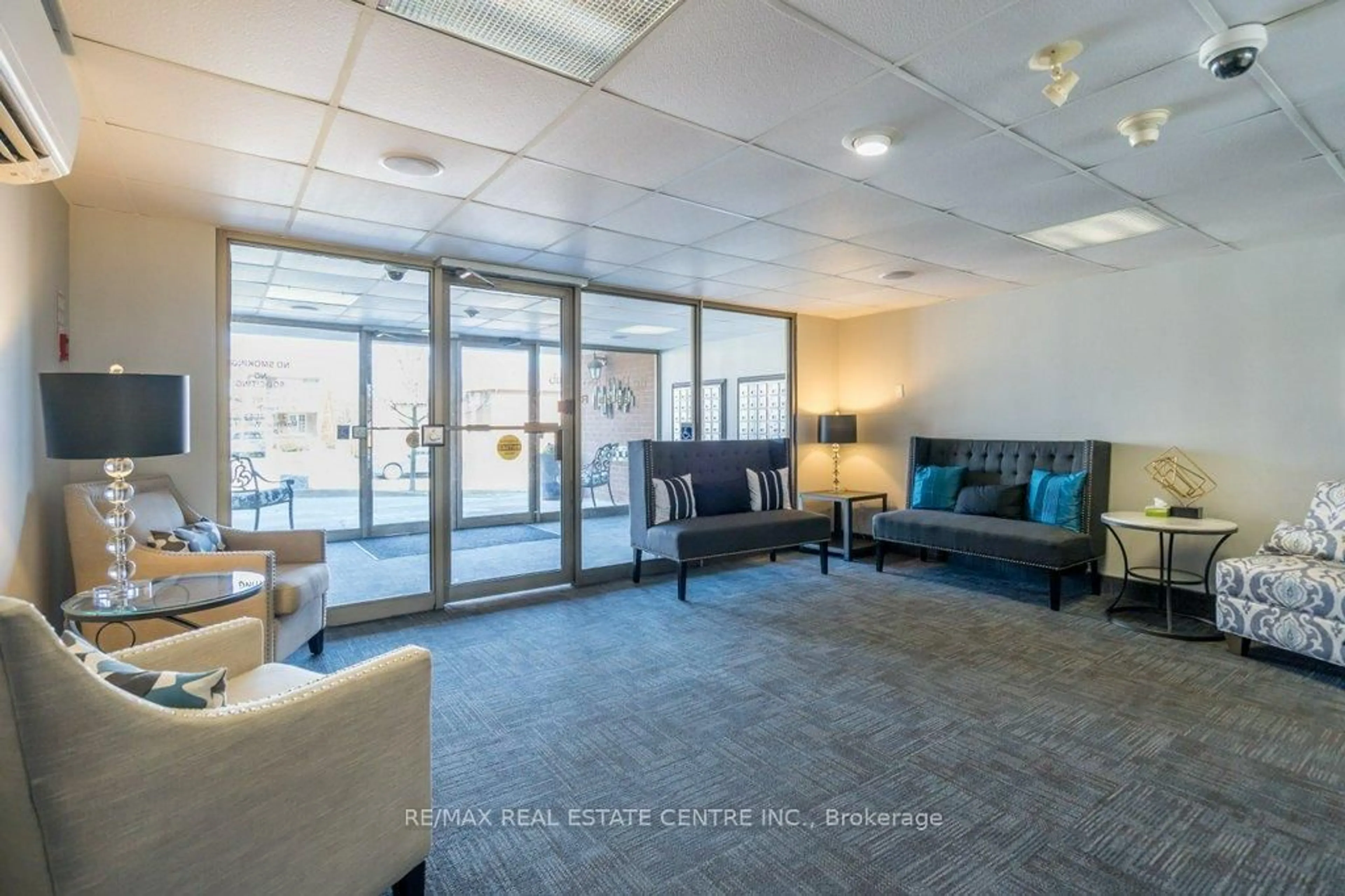 Indoor foyer for 26 Hall Rd #604, Halton Hills Ontario L7G 5G5