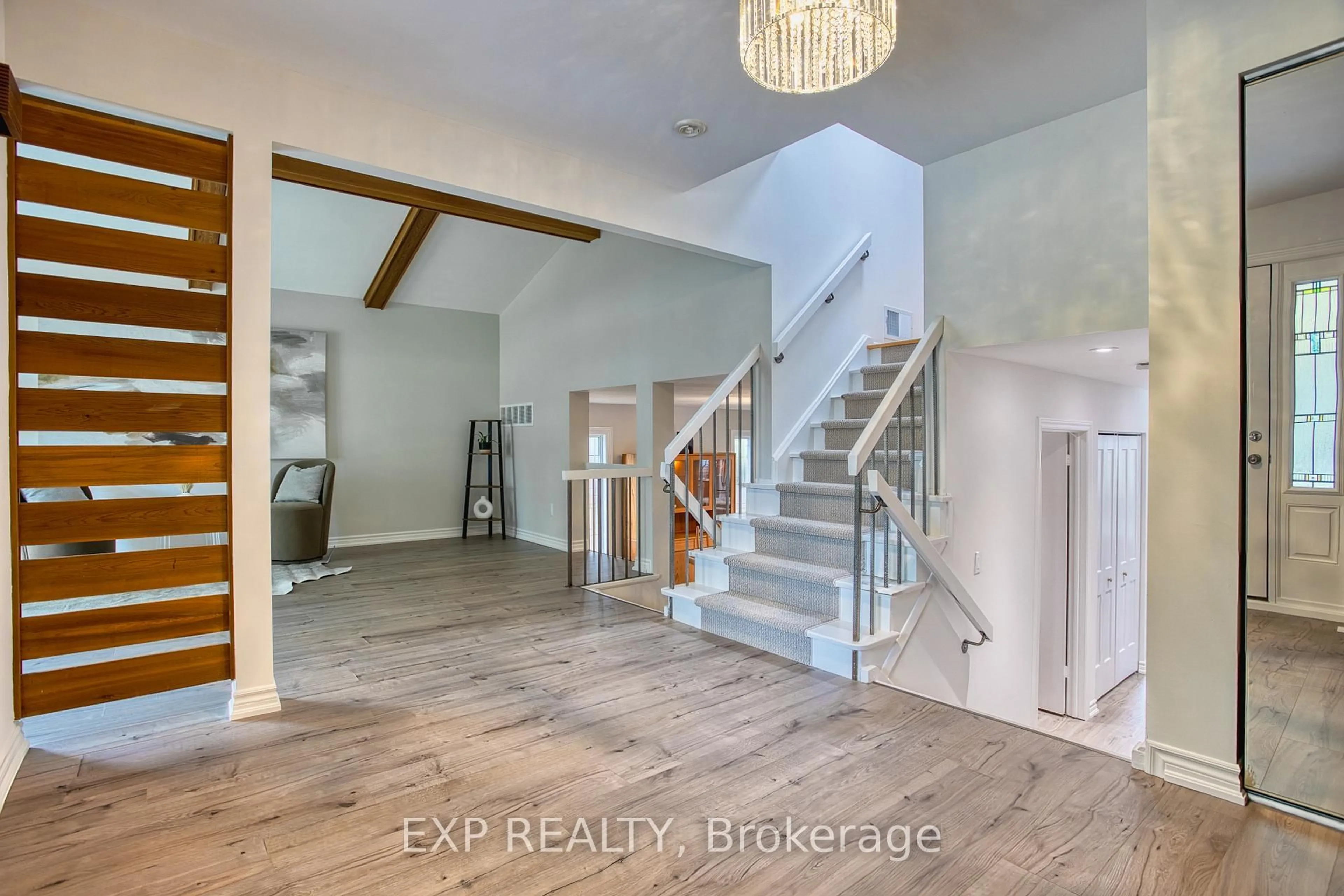 Indoor entryway for 1340 Monmouth Dr, Burlington Ontario L7P 3J6