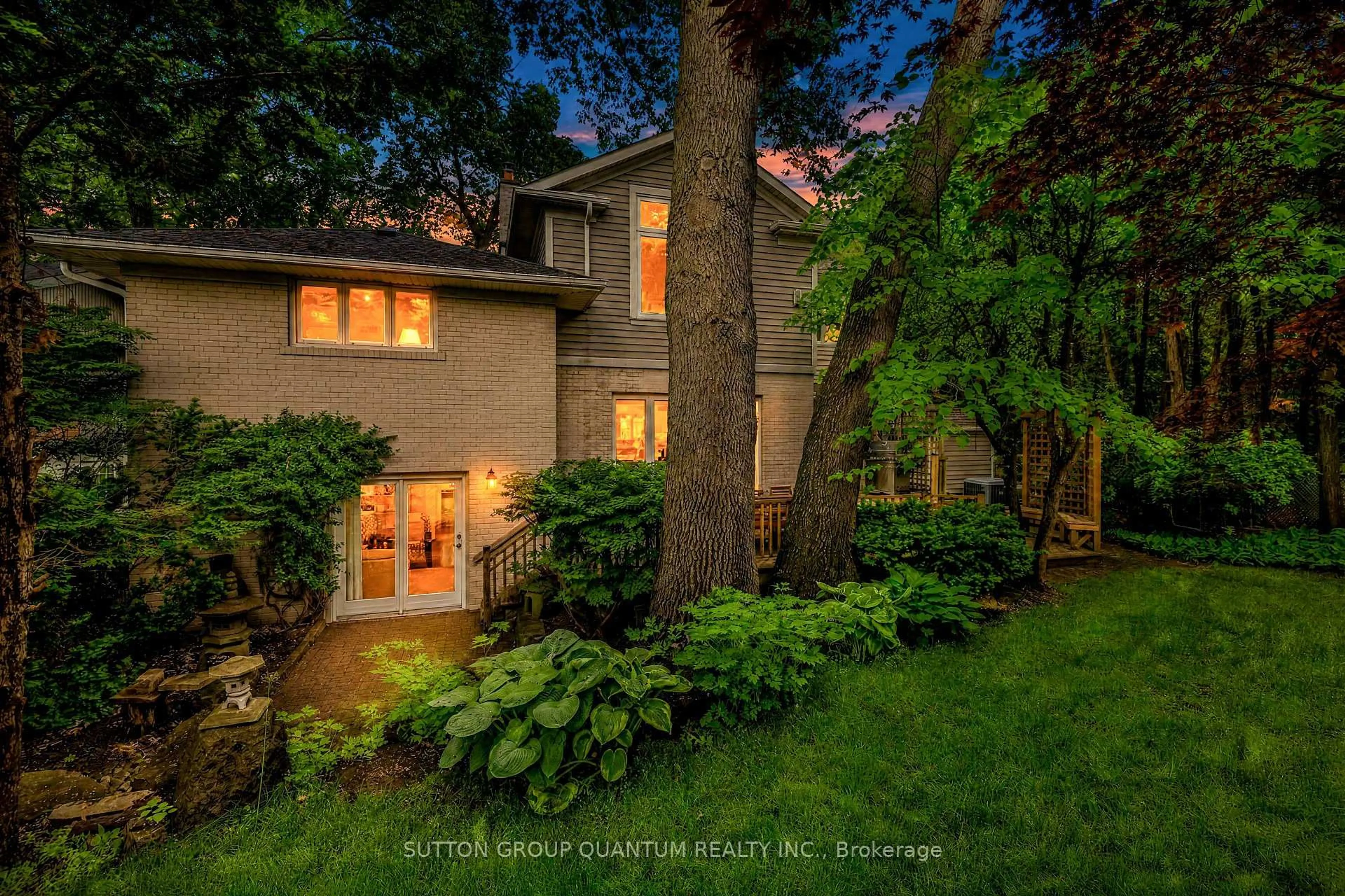 A pic from outside/outdoor area/front of a property/back of a property/a pic from drone, street for 347 Pinetree Way, Mississauga Ontario L5G 2R4