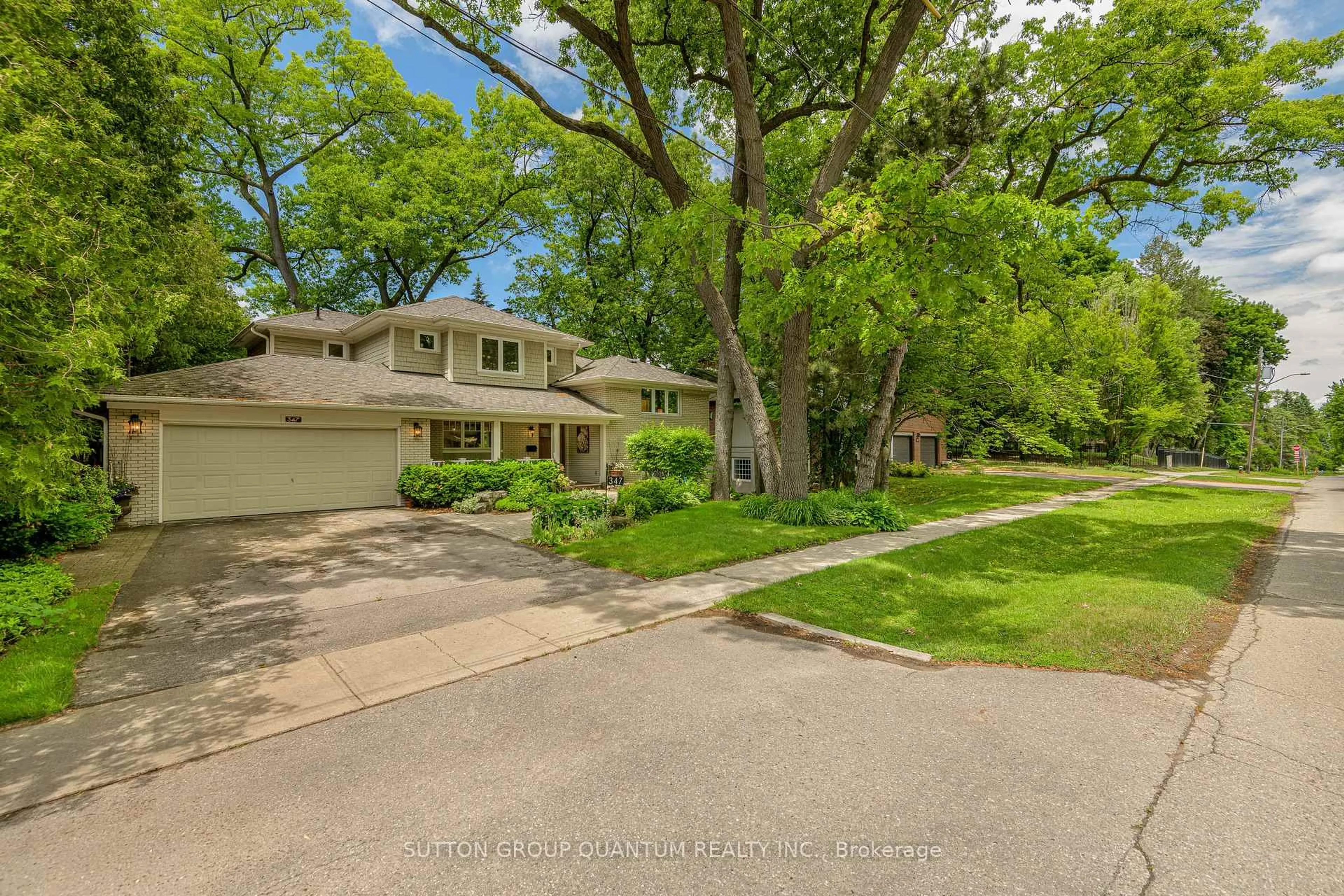 A pic from outside/outdoor area/front of a property/back of a property/a pic from drone, street for 347 Pinetree Way, Mississauga Ontario L5G 2R4