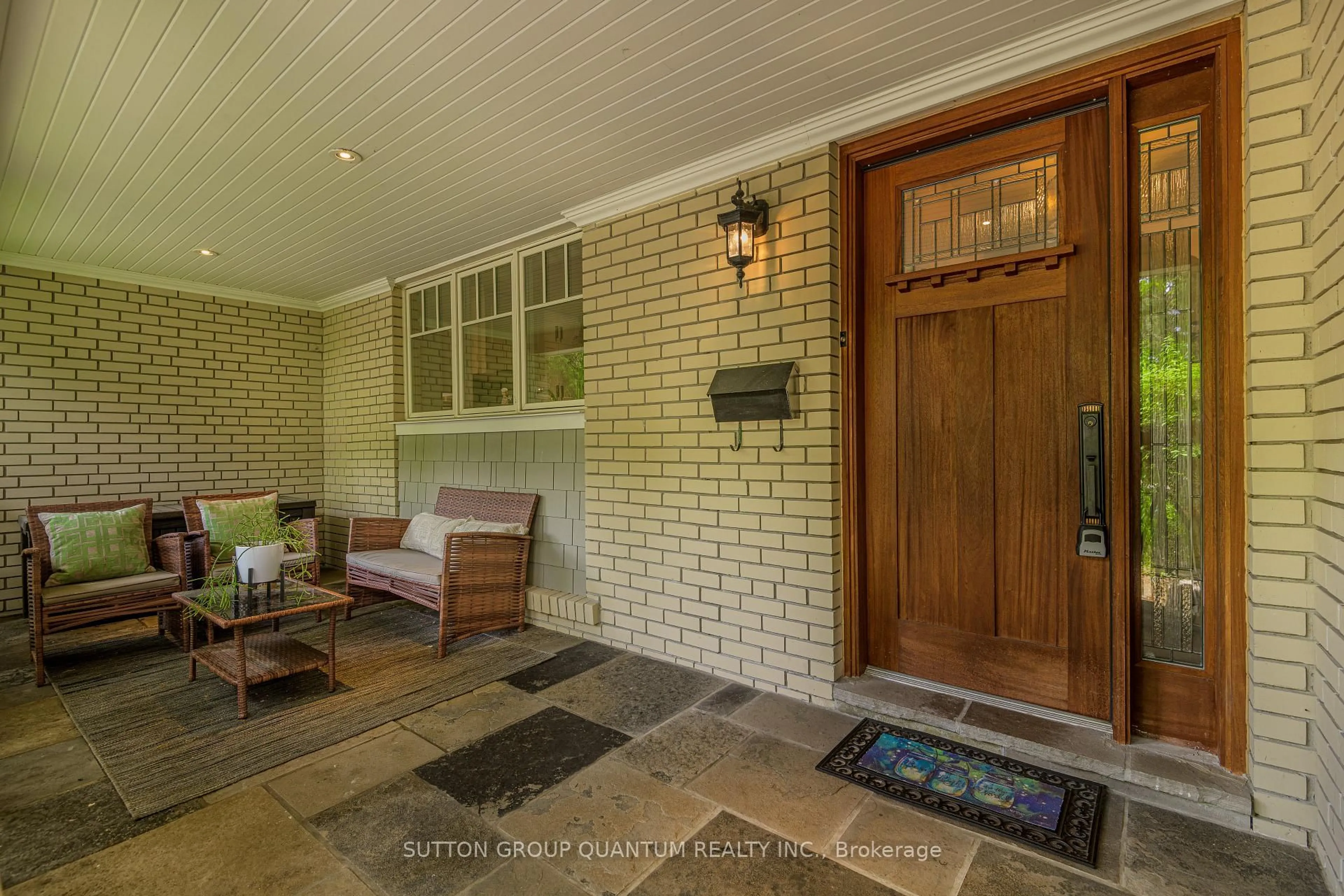 Indoor entryway for 347 Pinetree Way, Mississauga Ontario L5G 2R4