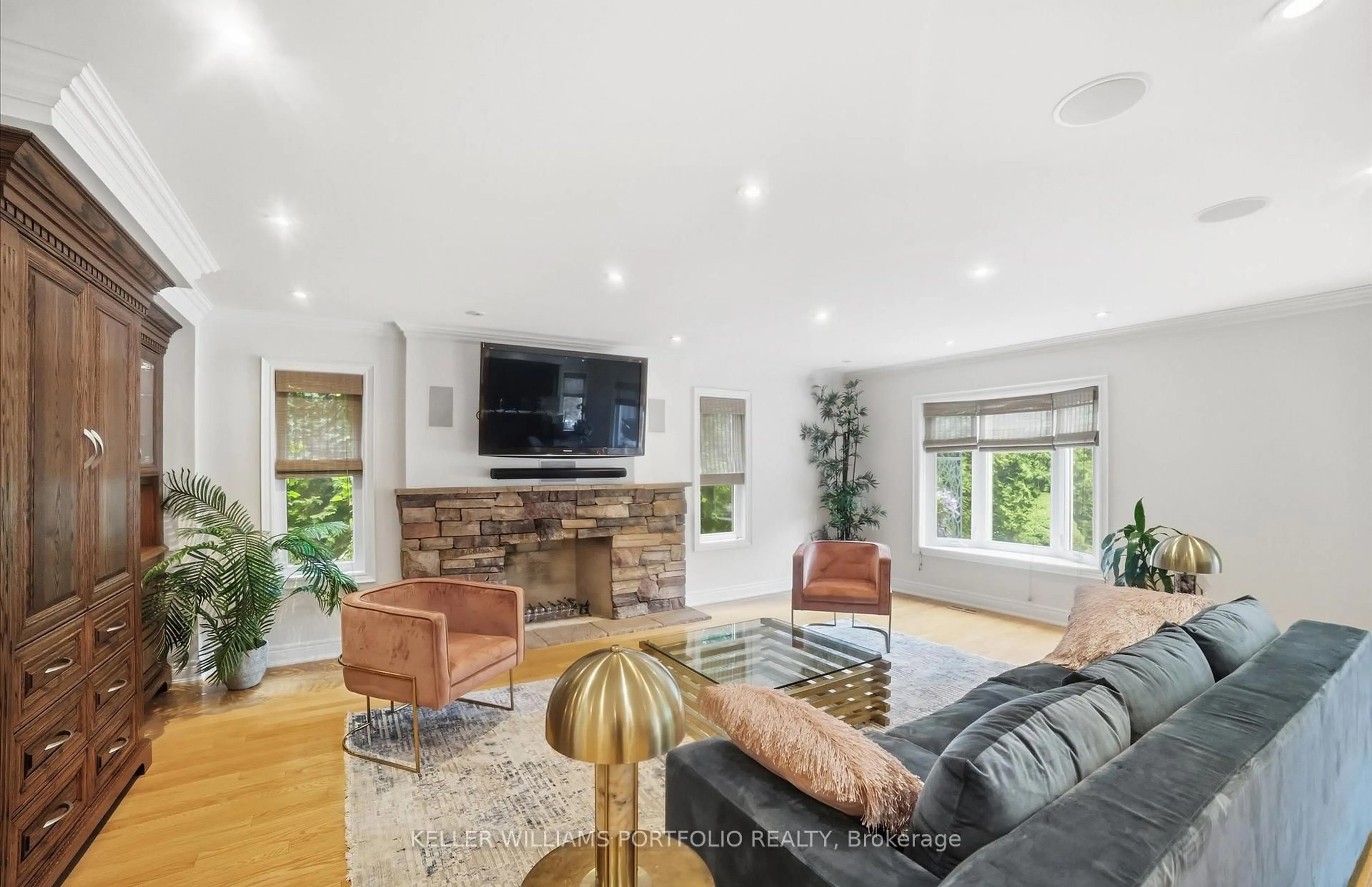Living room with furniture, unknown for 1175 Forest Trail Pl, Oakville Ontario L6M 3H7