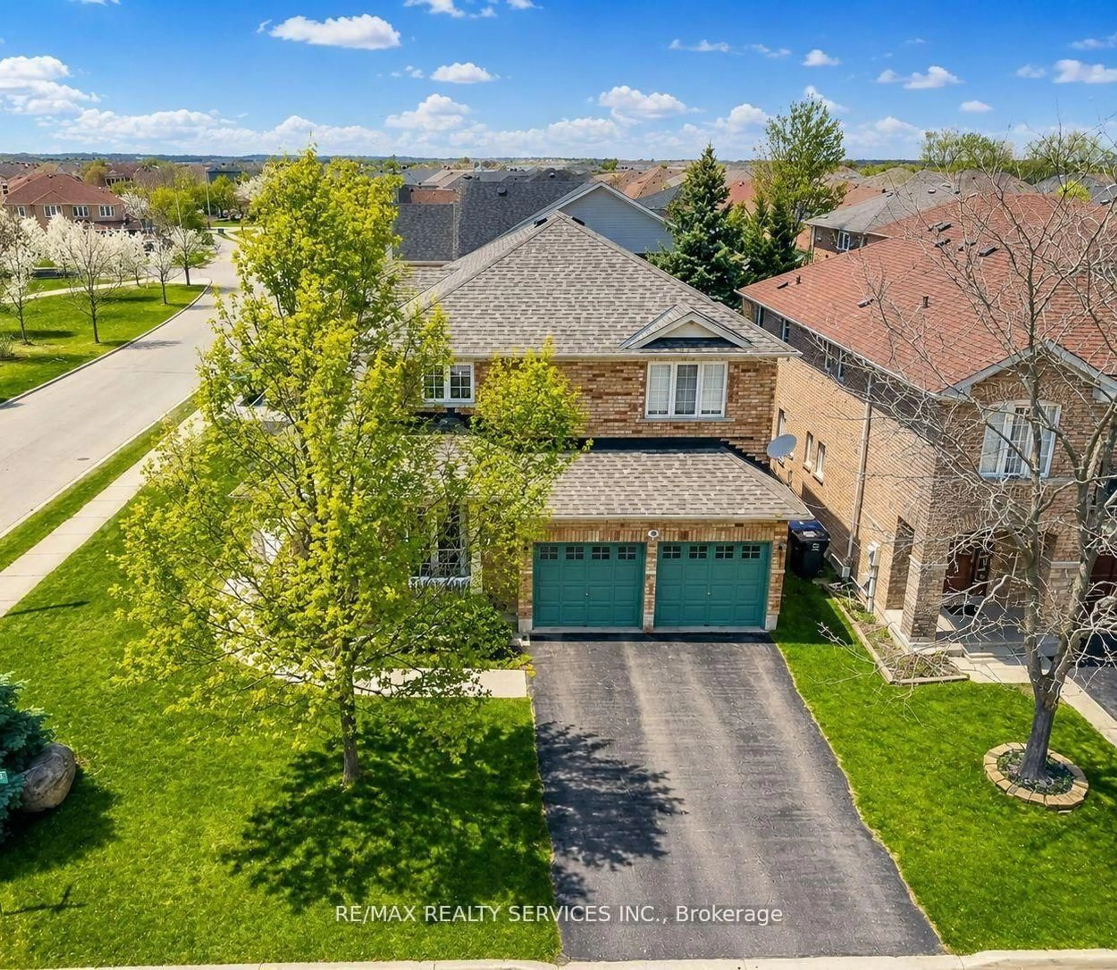 A pic from outside/outdoor area/front of a property/back of a property/a pic from drone, street for 21 Filbert Way, Brampton Ontario L7A 3G2
