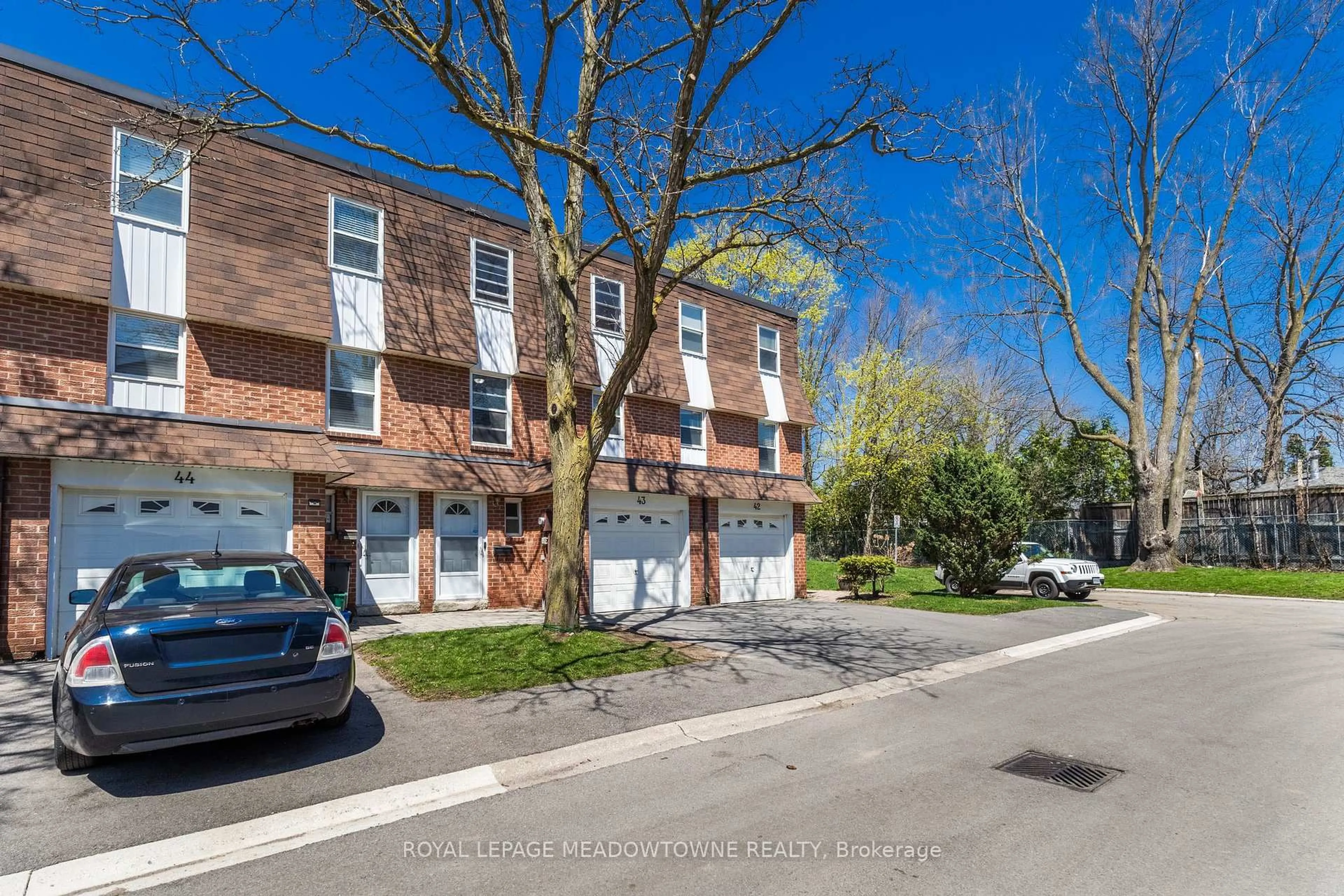 A pic from outside/outdoor area/front of a property/back of a property/a pic from drone, street for 235 Bronte St #43, Milton Ontario L9T 3V8