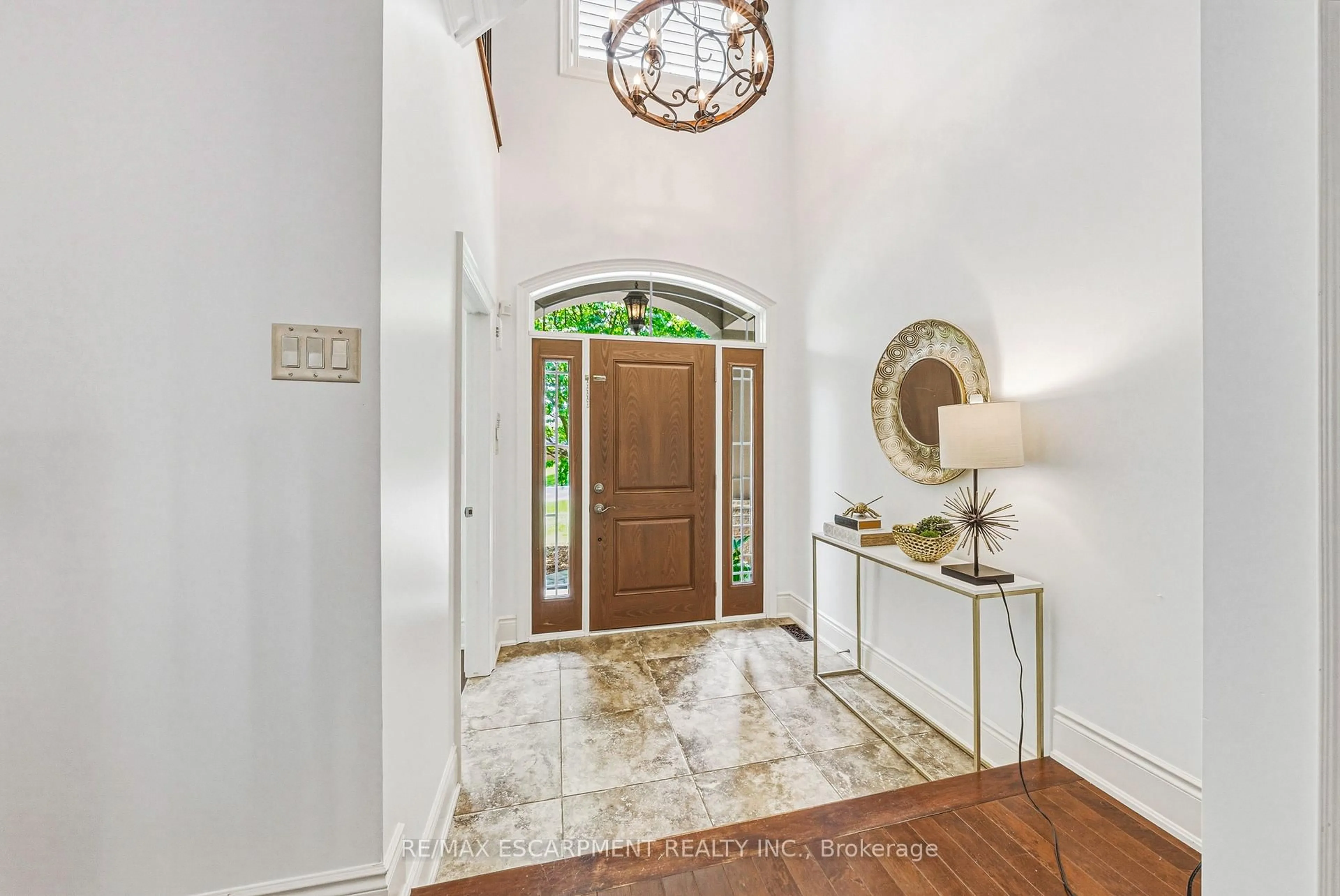 Indoor entryway for 1047 St Matthews Ave, Burlington Ontario L7T 2J3