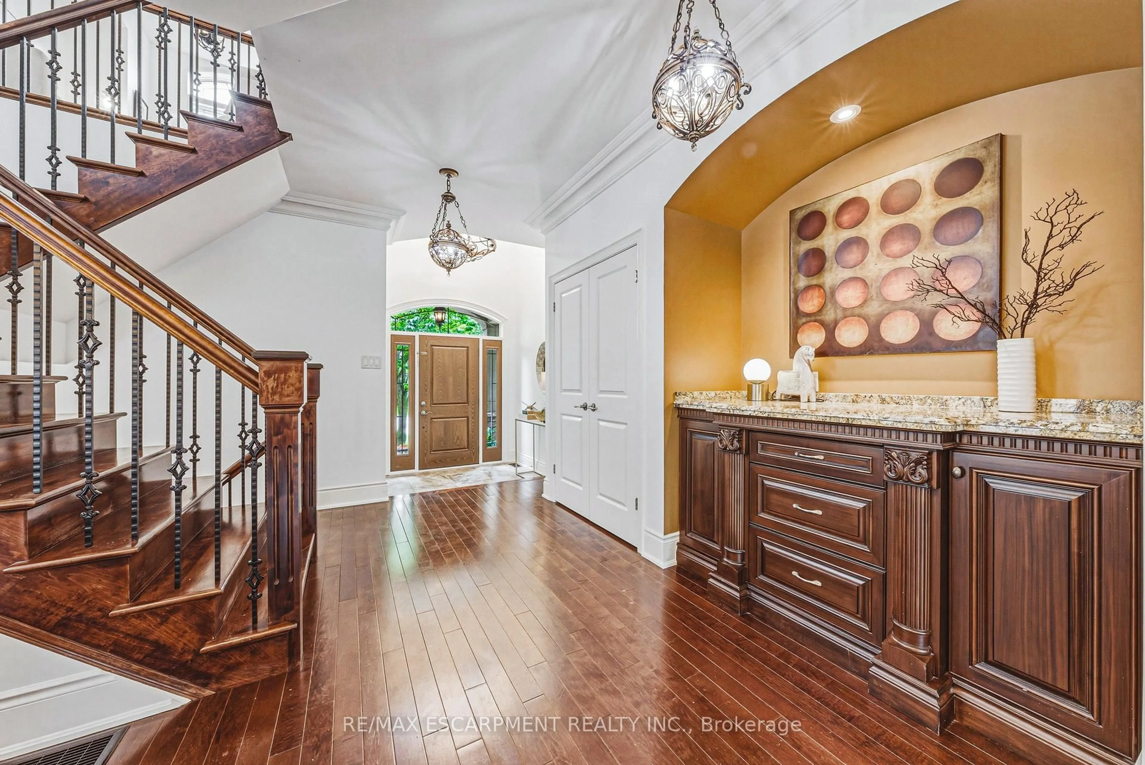 Indoor entryway for 1047 St Matthews Ave, Burlington Ontario L7T 2J3