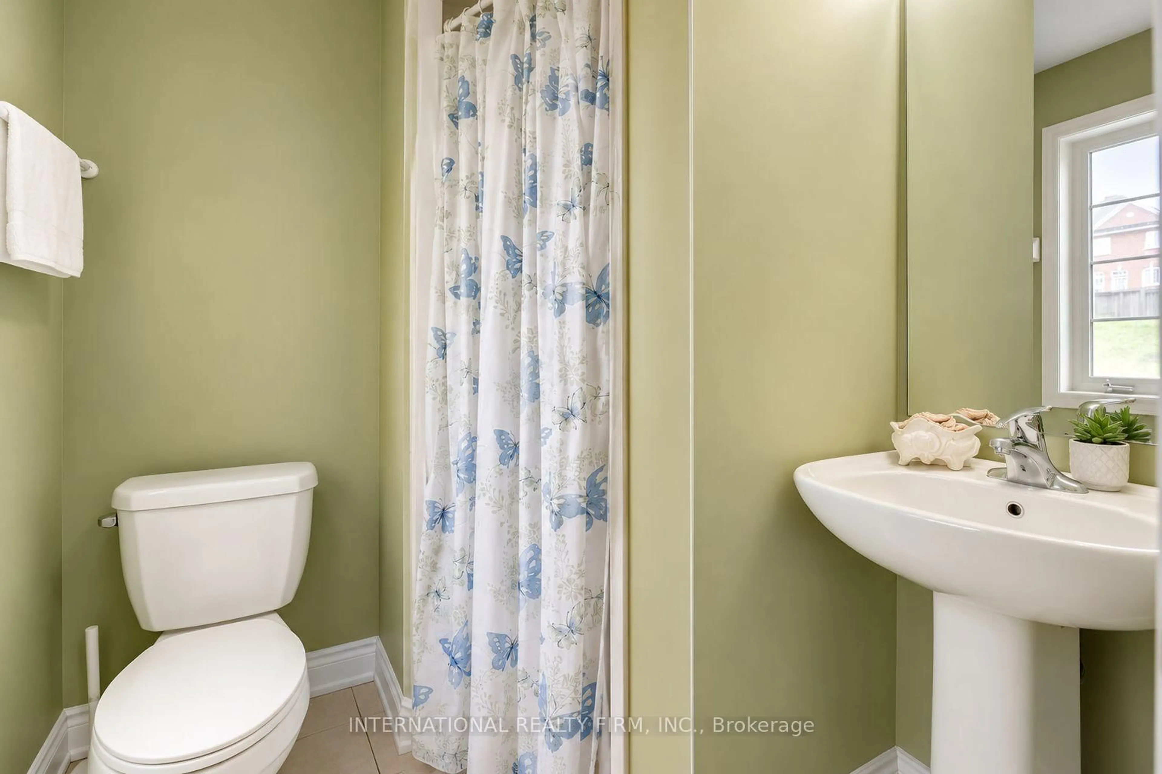 Standard bathroom, ceramic/tile floor for 56 Arizona Dr, Brampton Ontario L6Y 0R6