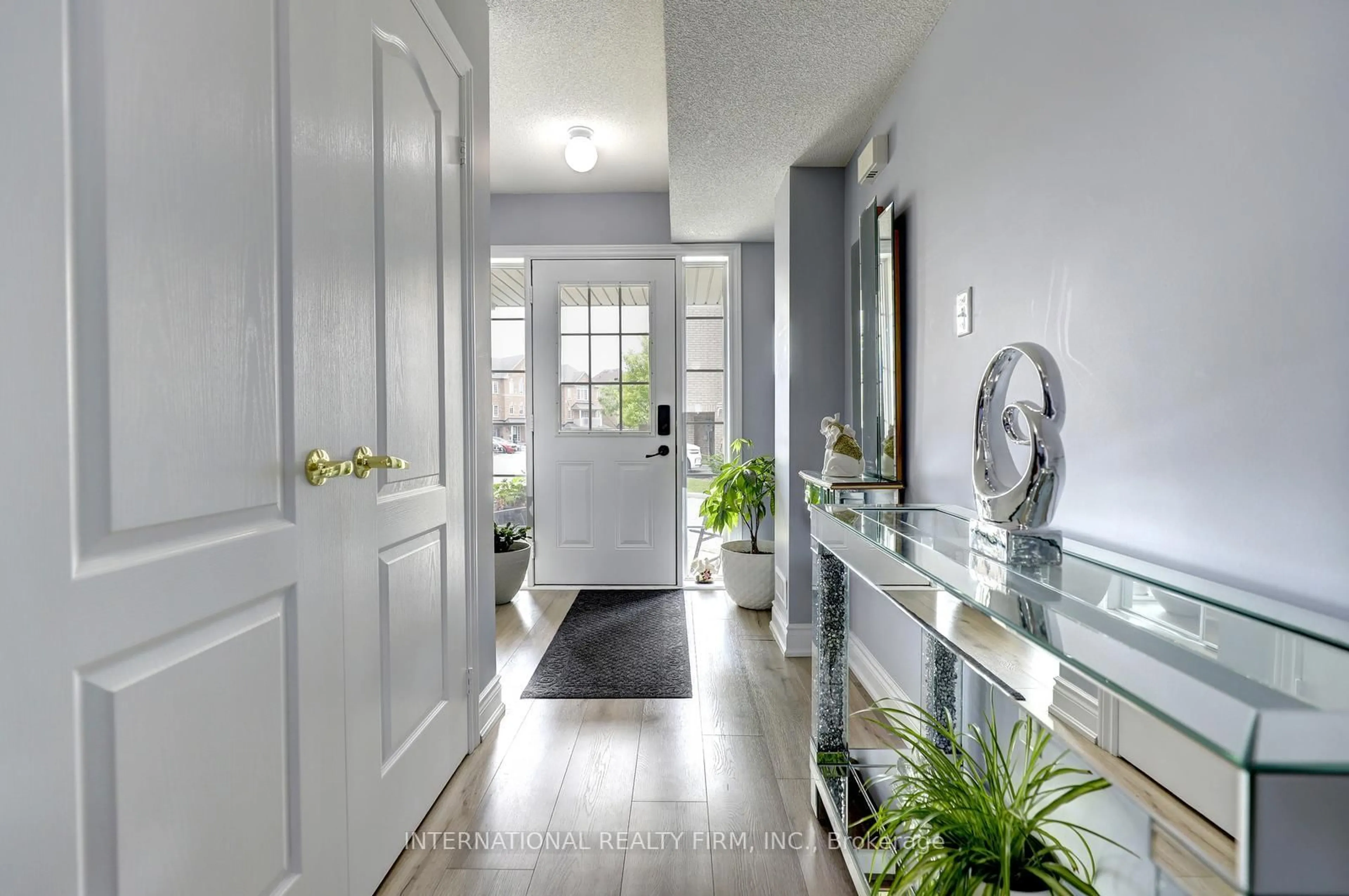 Indoor entryway for 56 Arizona Dr, Brampton Ontario L6Y 0R6
