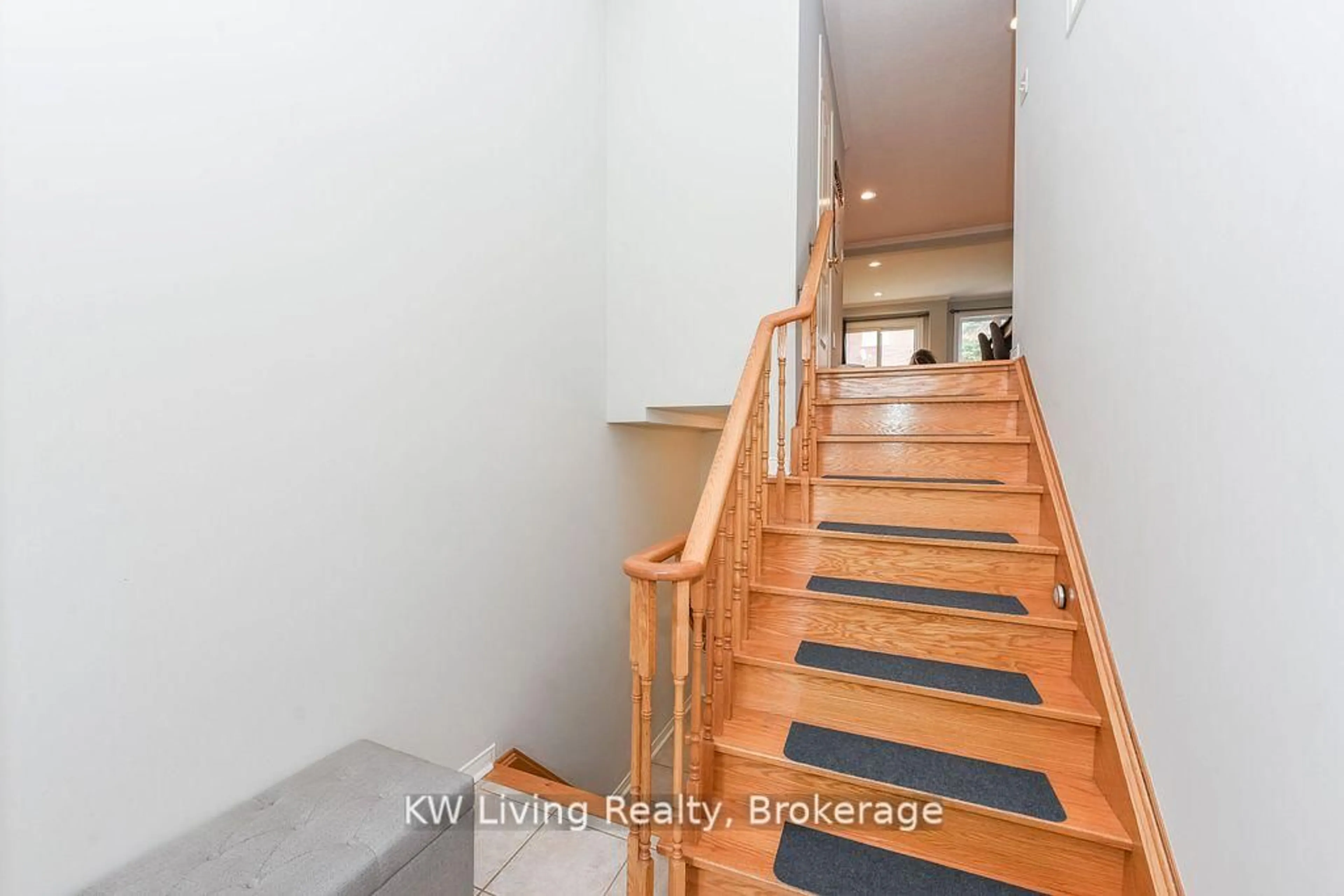 Indoor foyer for 1588 South Parade Crt #60, Mississauga Ontario L5M 6E7