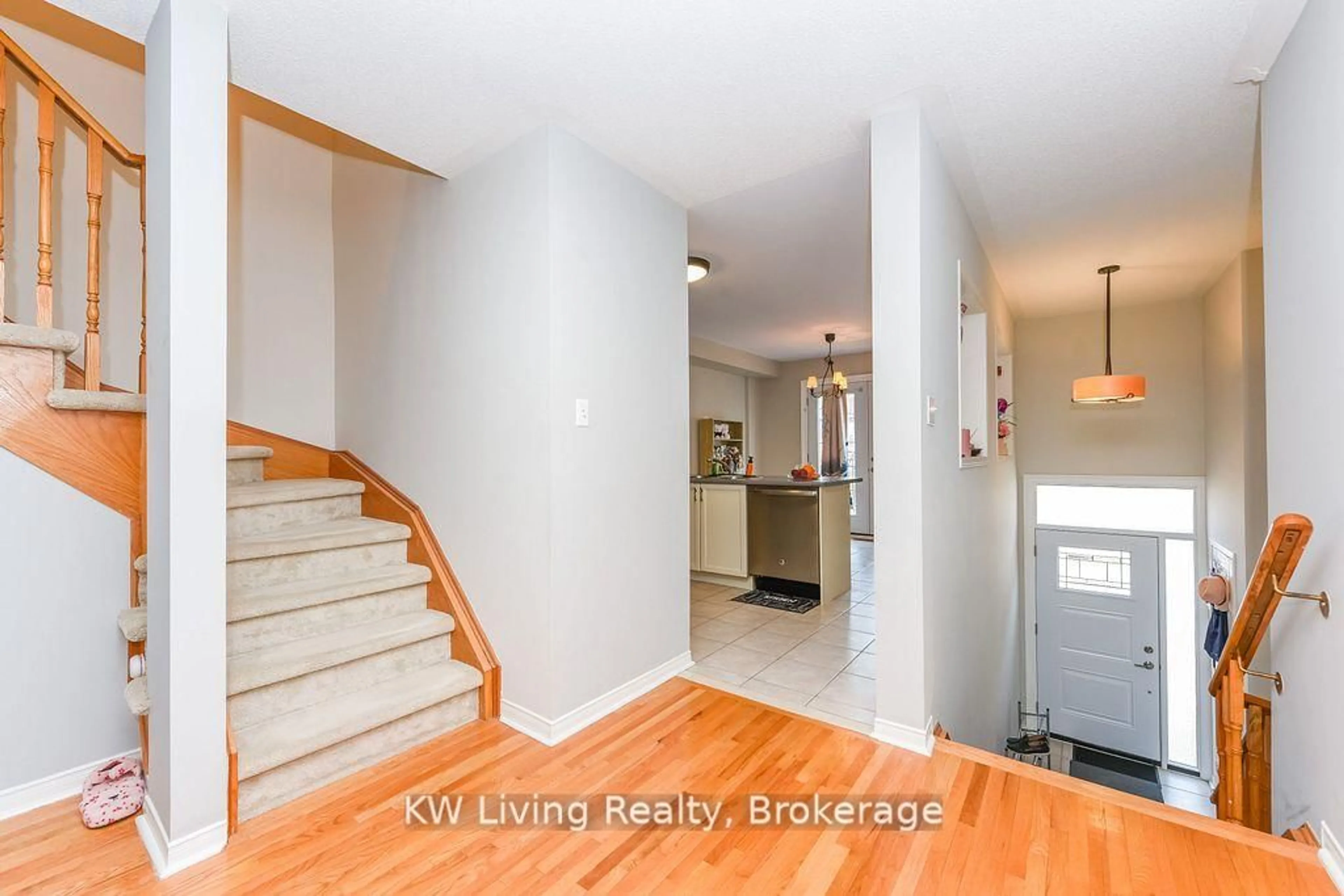 Indoor entryway for 1588 South Parade Crt #60, Mississauga Ontario L5M 6E7