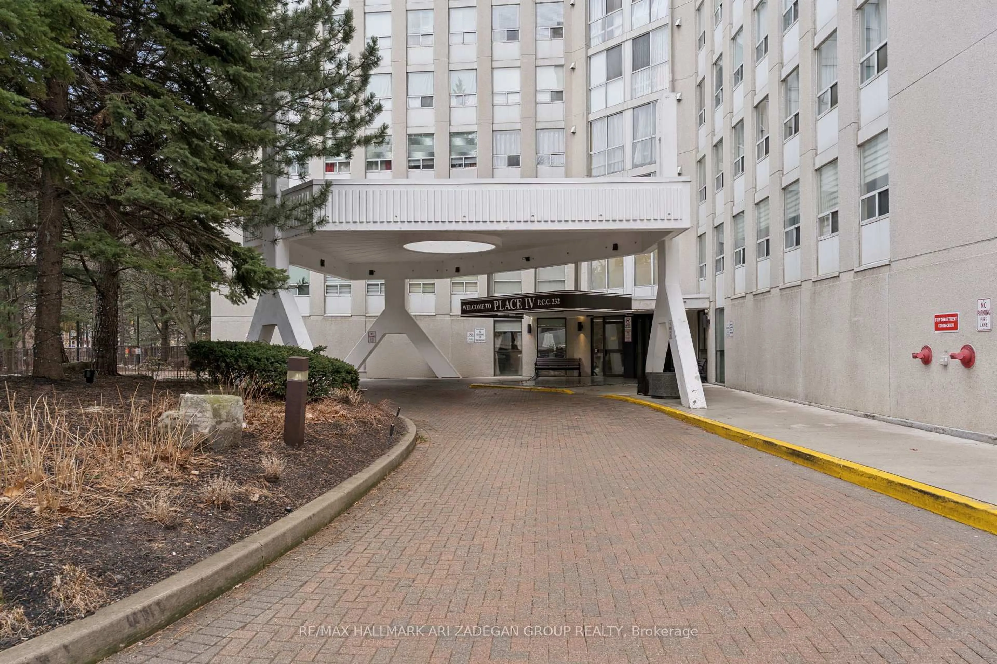Indoor foyer for 3650 Kaneff Cres #2704, Mississauga Ontario L5A 4A1