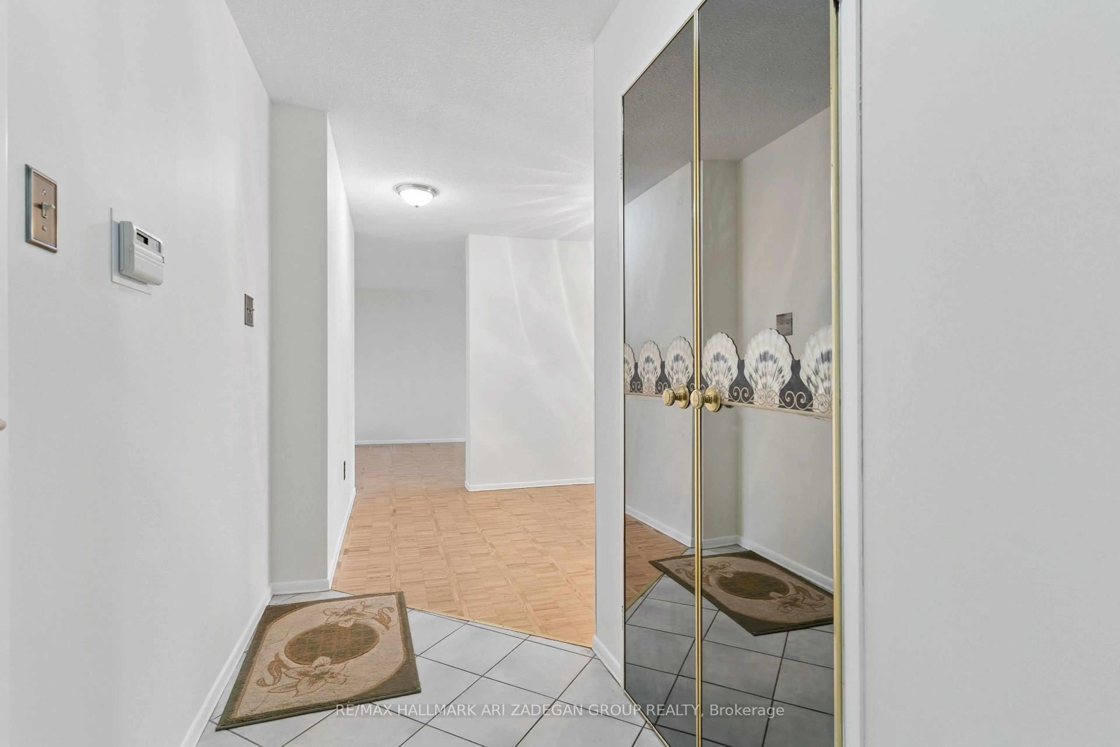 Indoor foyer for 3650 Kaneff Cres #2704, Mississauga Ontario L5A 4A1