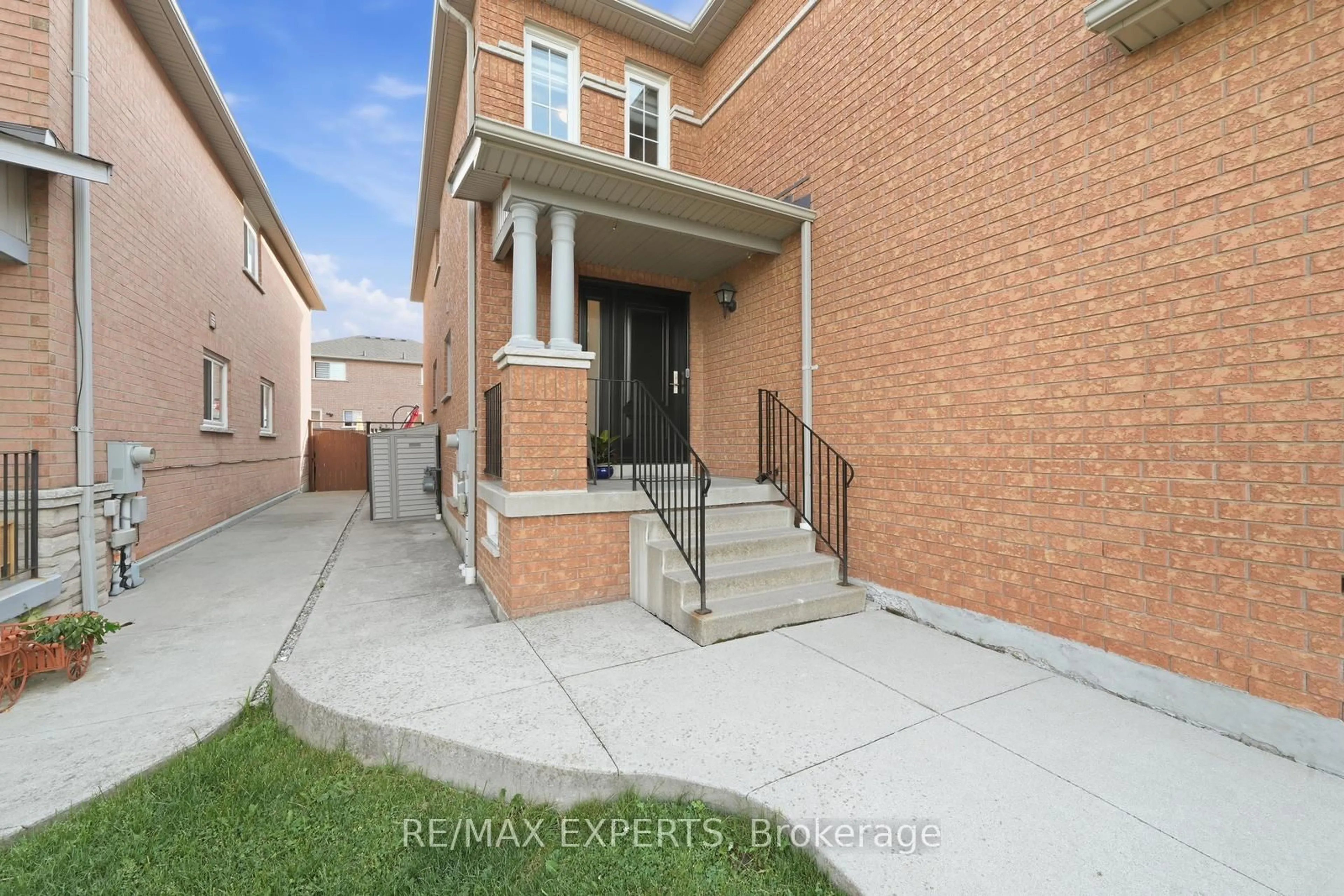 Home with brick exterior material, street for 3138 Wheatstone Ave, Mississauga Ontario L5B 4J1