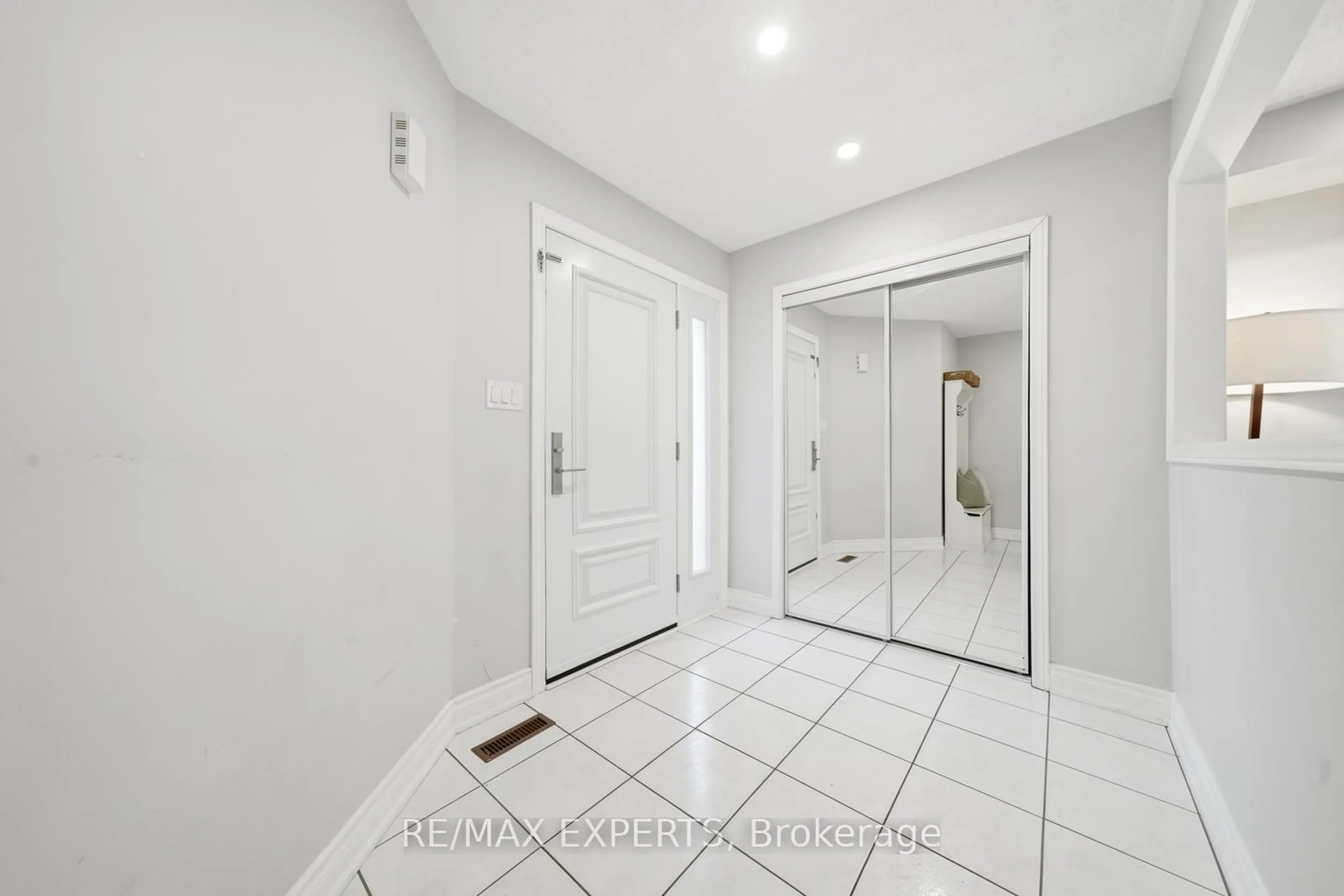 Indoor foyer for 3138 Wheatstone Ave, Mississauga Ontario L5B 4J1