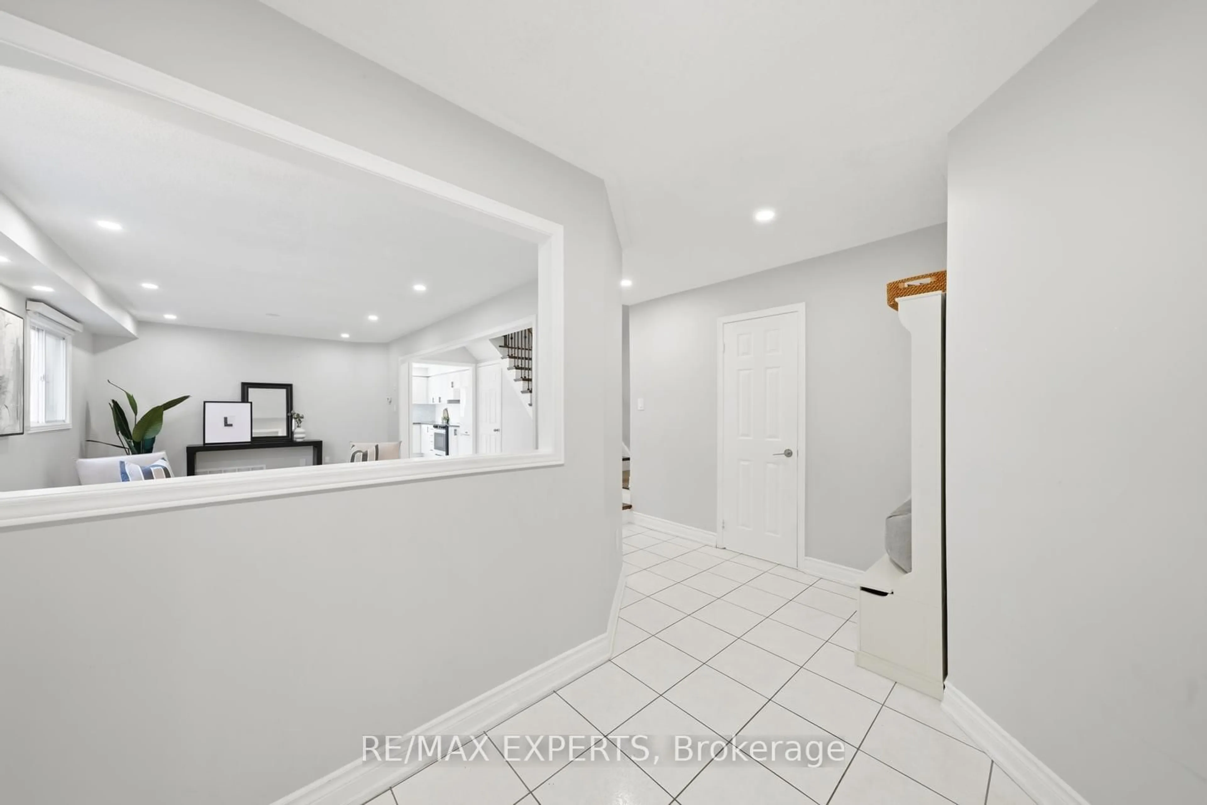 Indoor foyer for 3138 Wheatstone Ave, Mississauga Ontario L5B 4J1