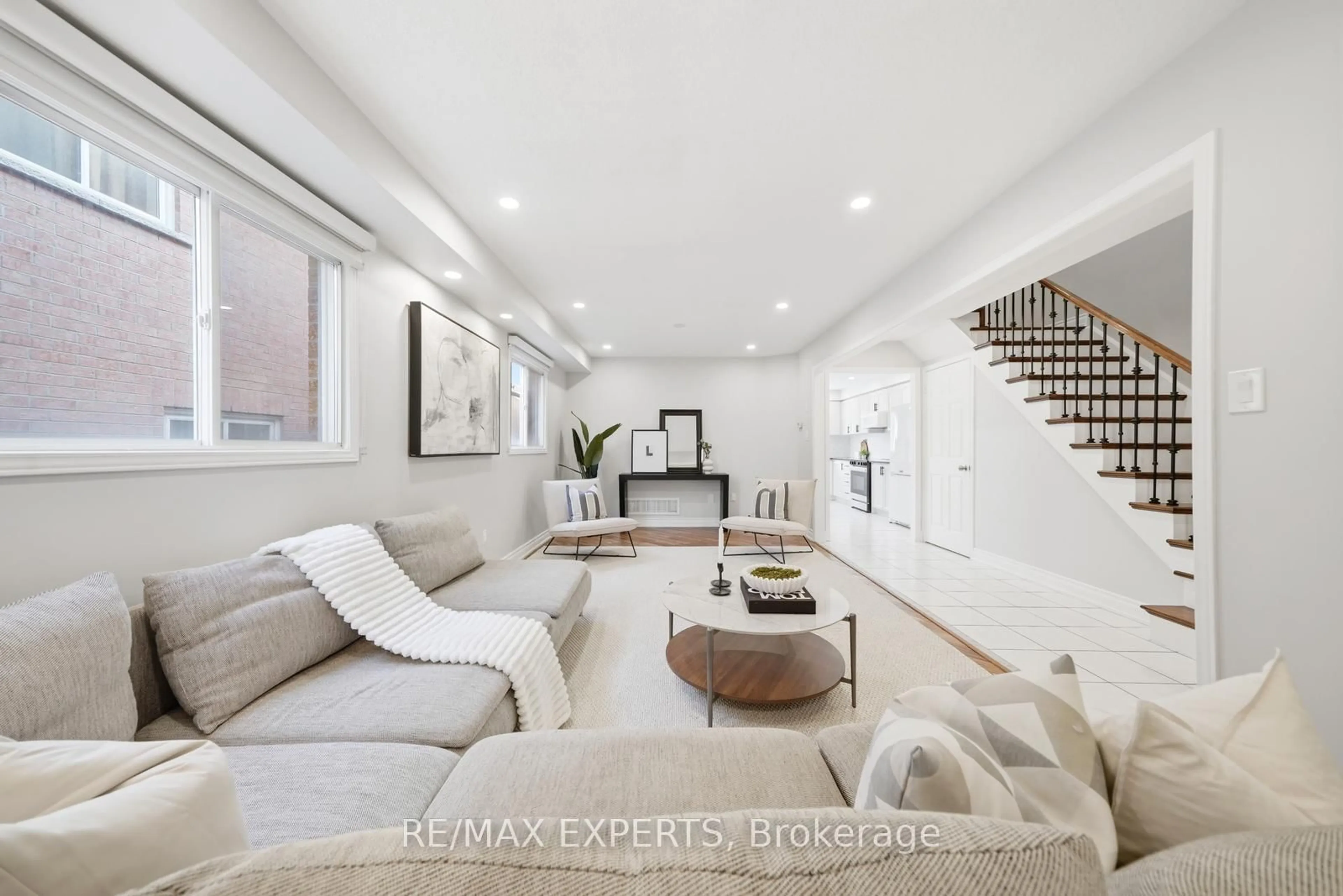 Living room with furniture, unknown for 3138 Wheatstone Ave, Mississauga Ontario L5B 4J1