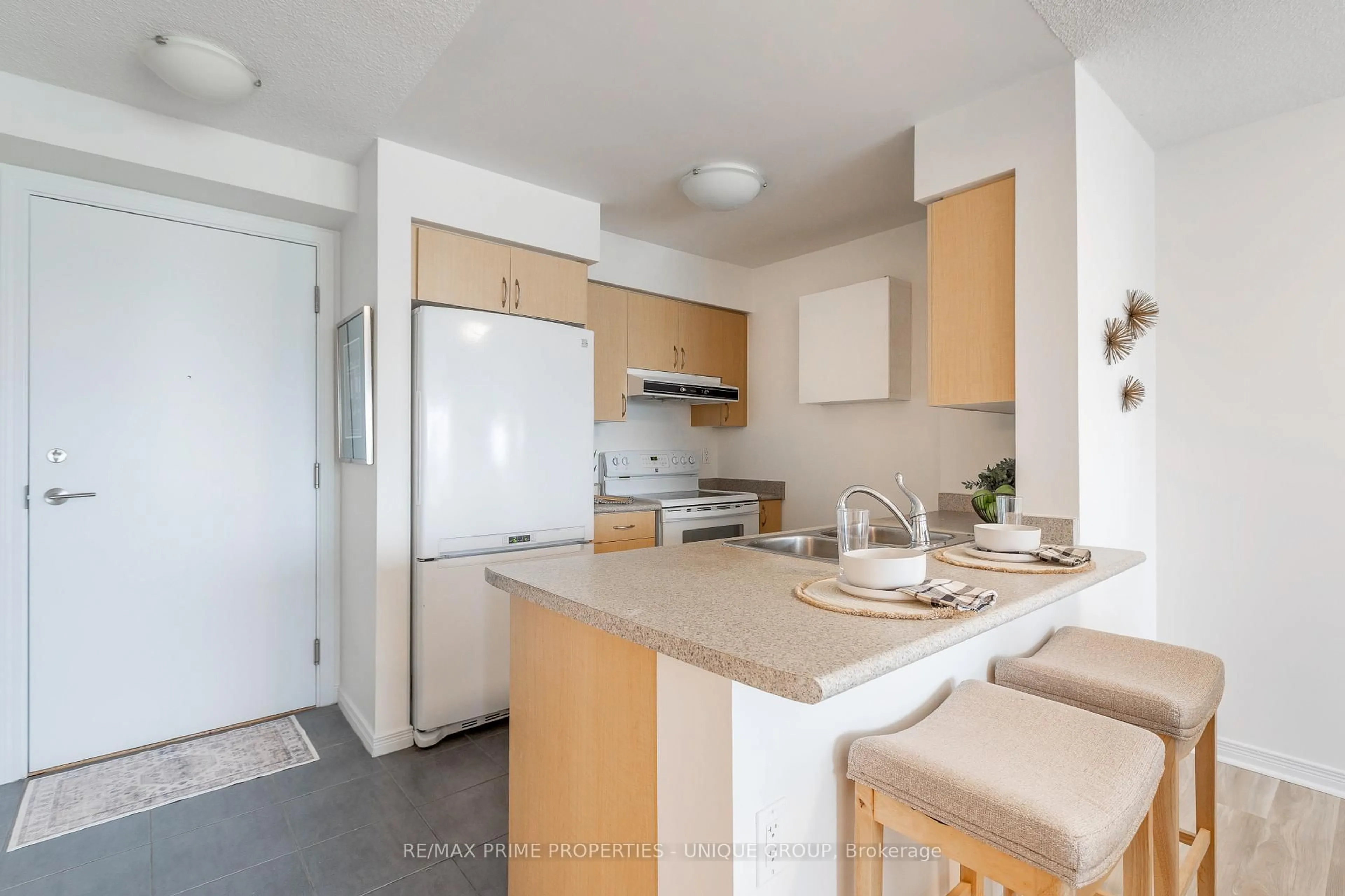 Standard kitchen, unknown for 61 Heintzman St #908, Toronto Ontario M6P 5A2