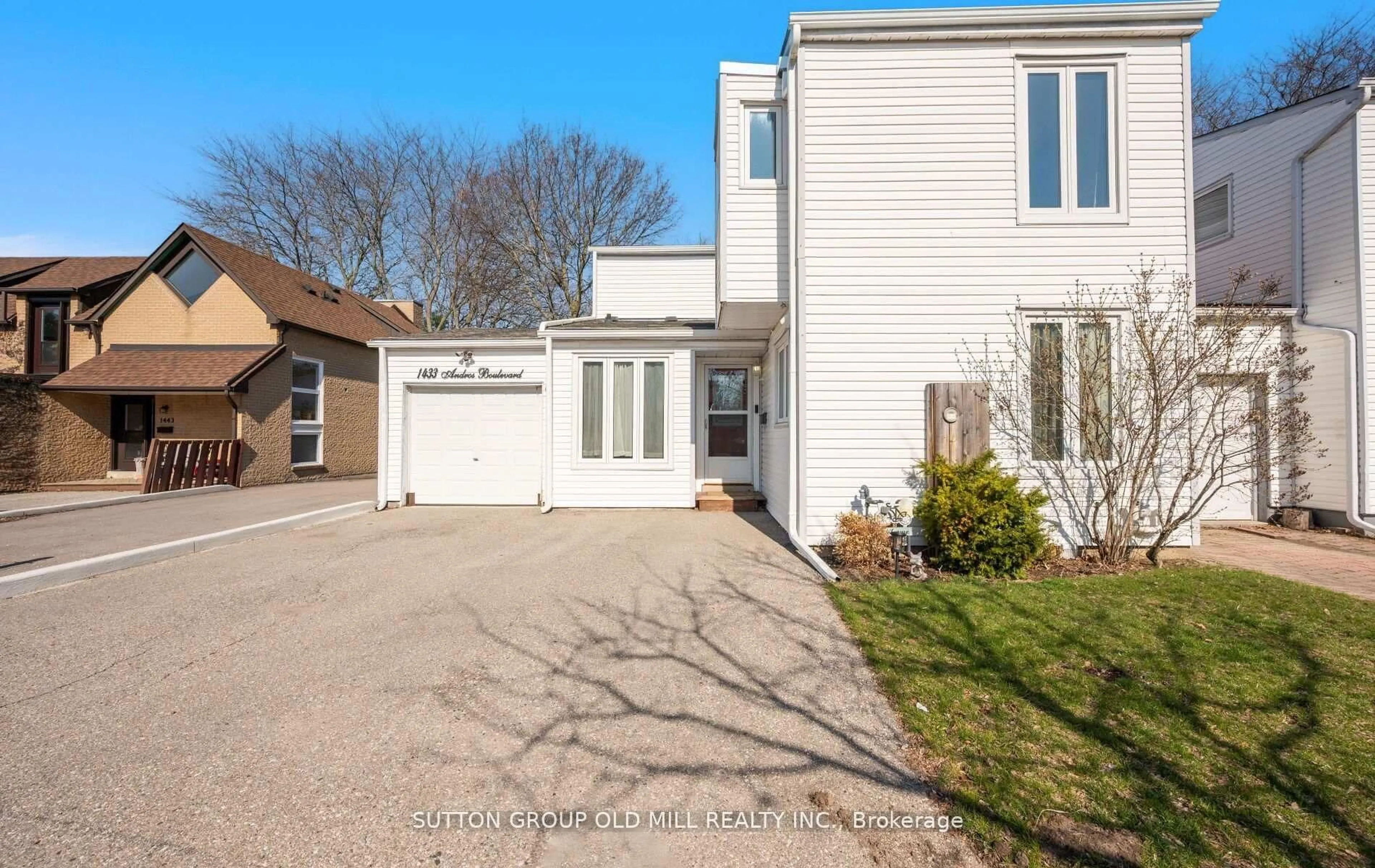 A pic from outside/outdoor area/front of a property/back of a property/a pic from drone, street for 1433 Andros Blvd, Mississauga Ontario L5J 4K2