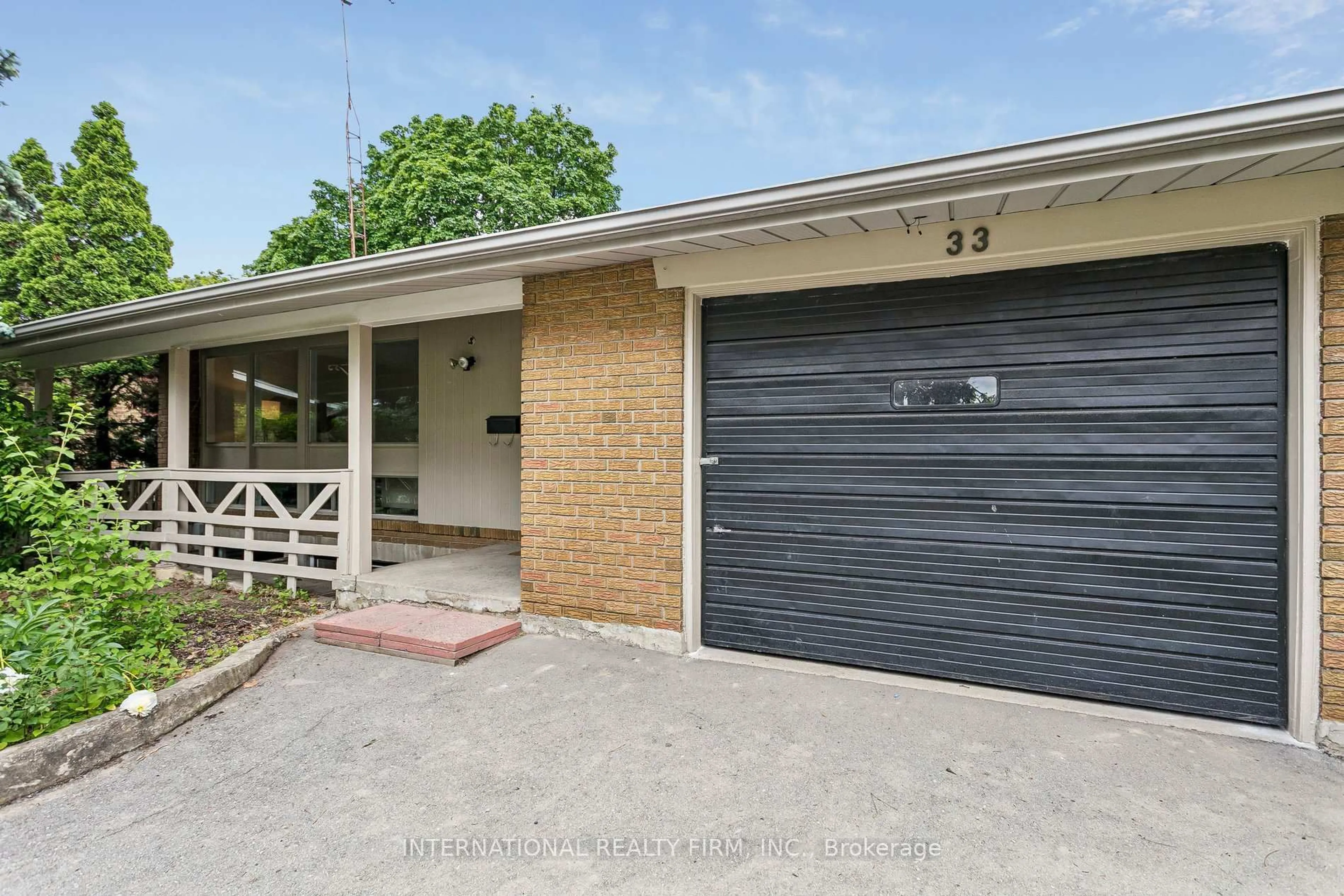 A pic from outside/outdoor area/front of a property/back of a property/a pic from drone, street for 33 Kendleton Dr, Toronto Ontario M9V 1T9