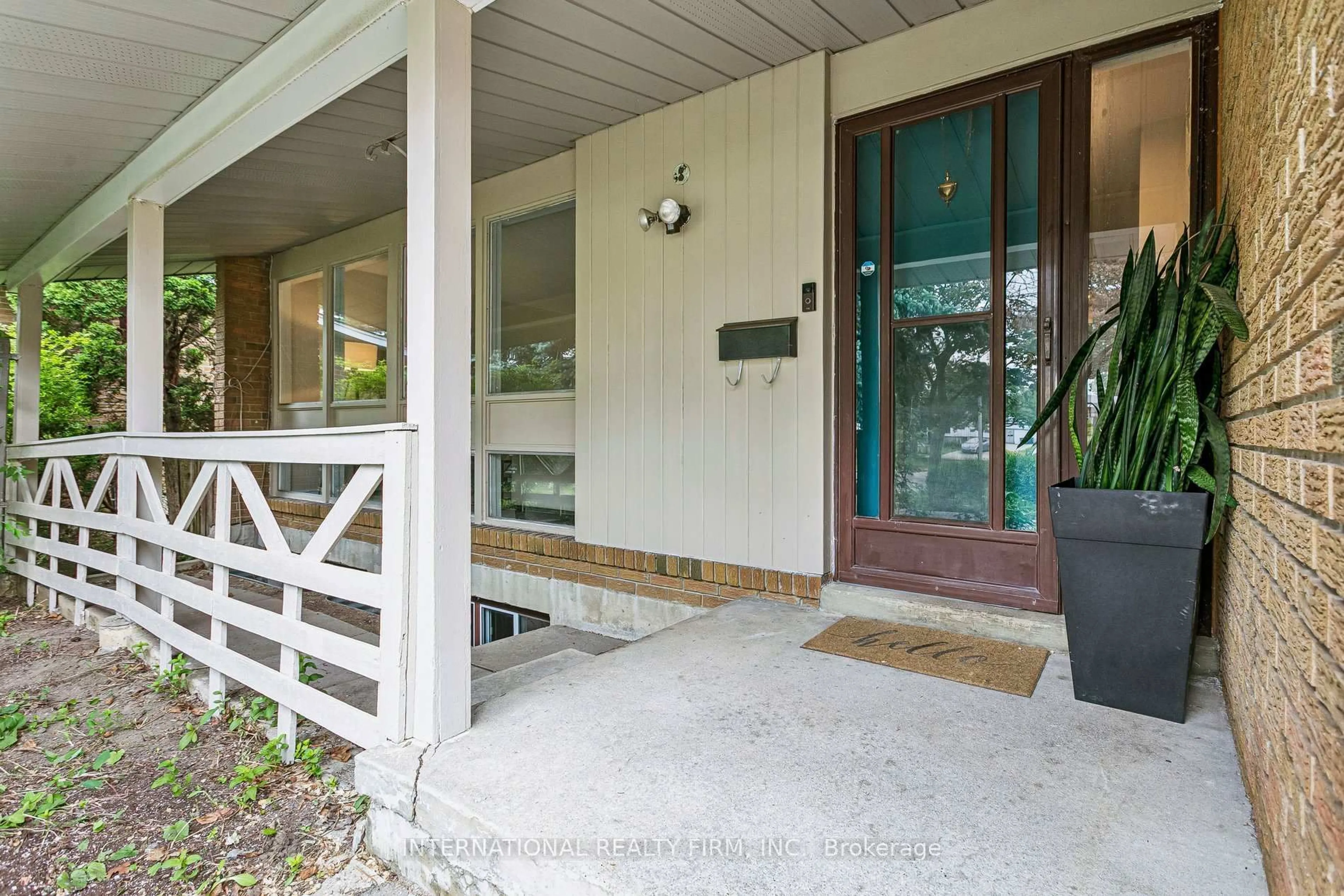 Indoor entryway for 33 Kendleton Dr, Toronto Ontario M9V 1T9