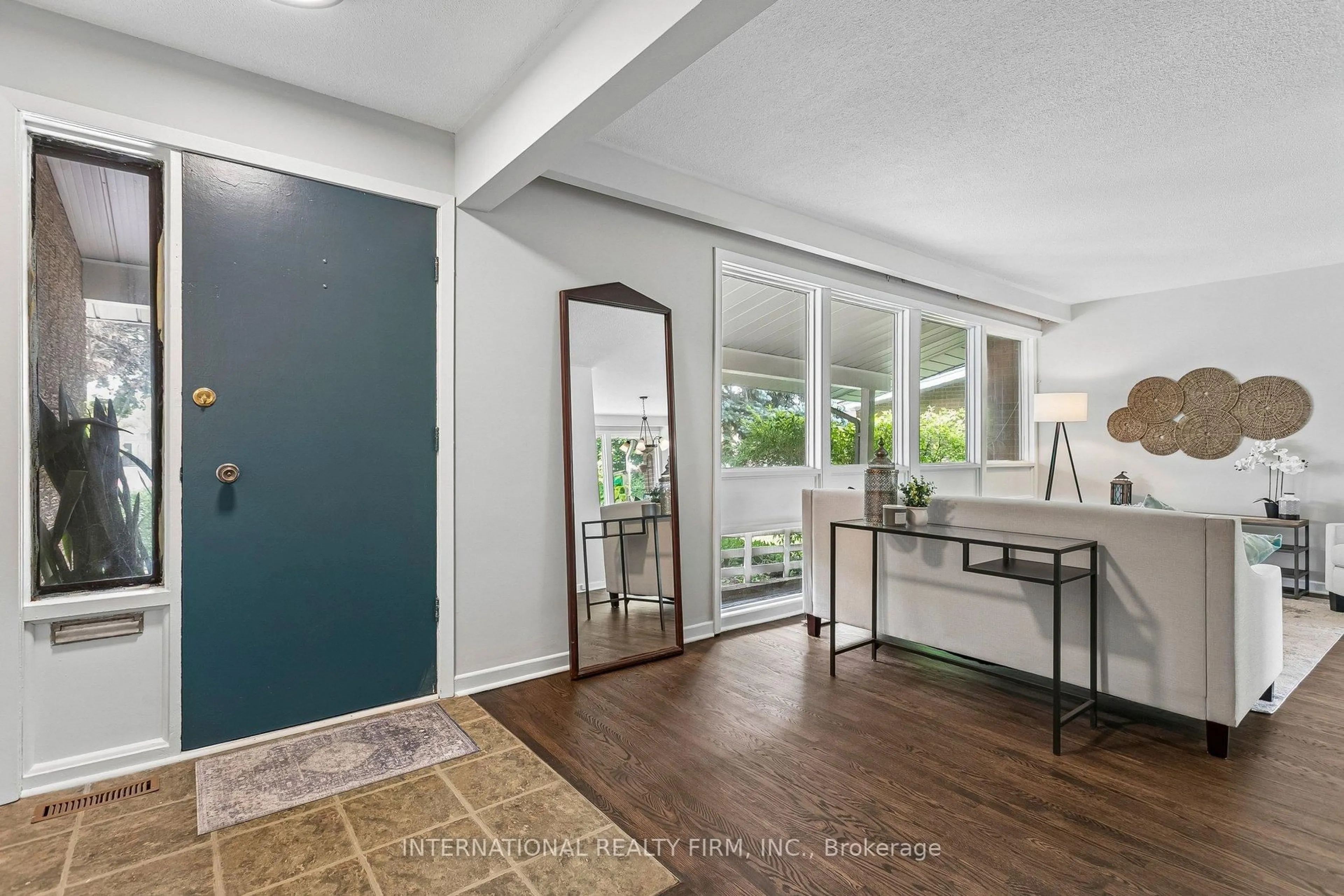 Indoor entryway for 33 Kendleton Dr, Toronto Ontario M9V 1T9