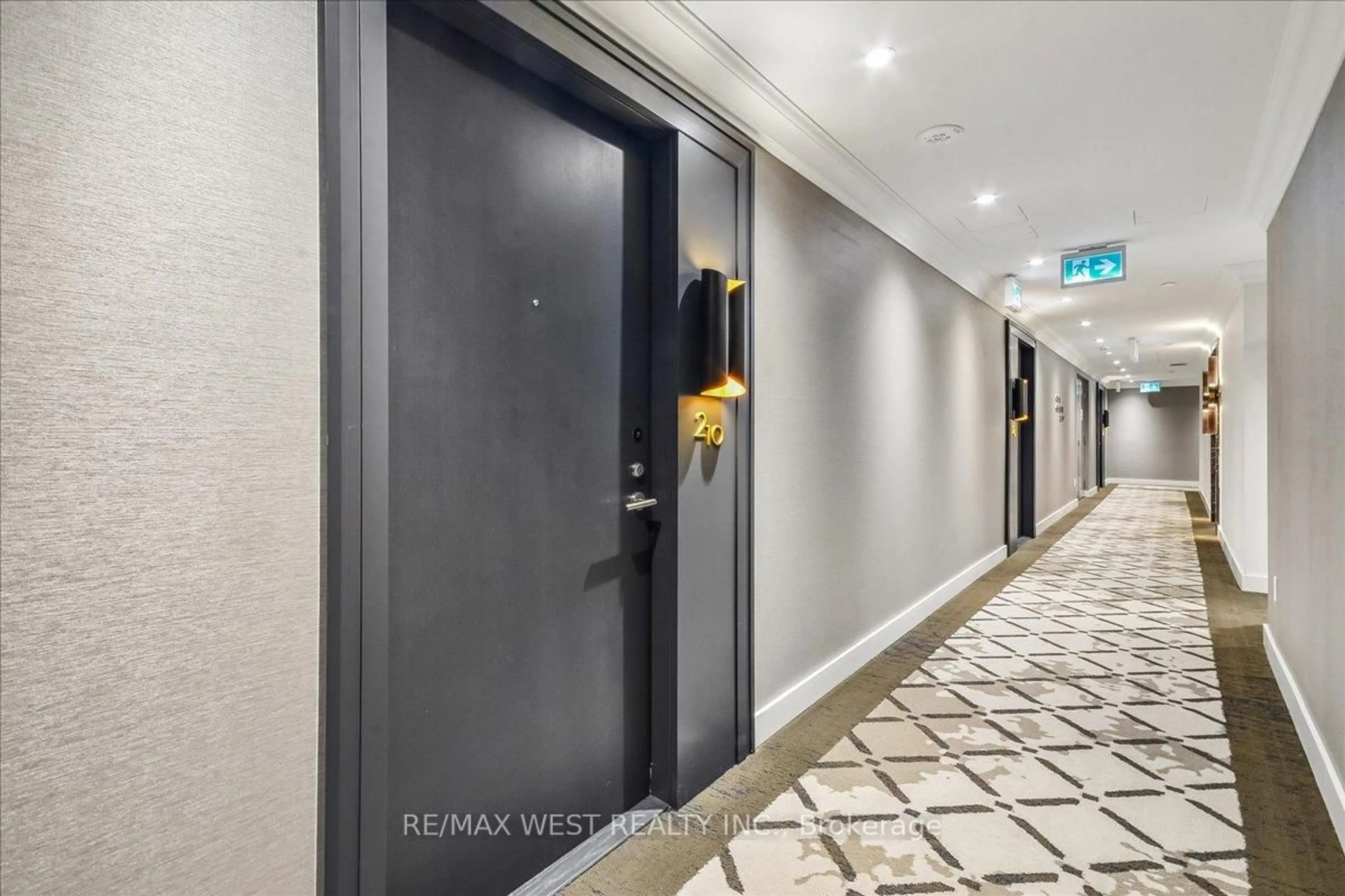 Indoor foyer for 259 The Kingsway #210, Toronto Ontario M9A 3T6