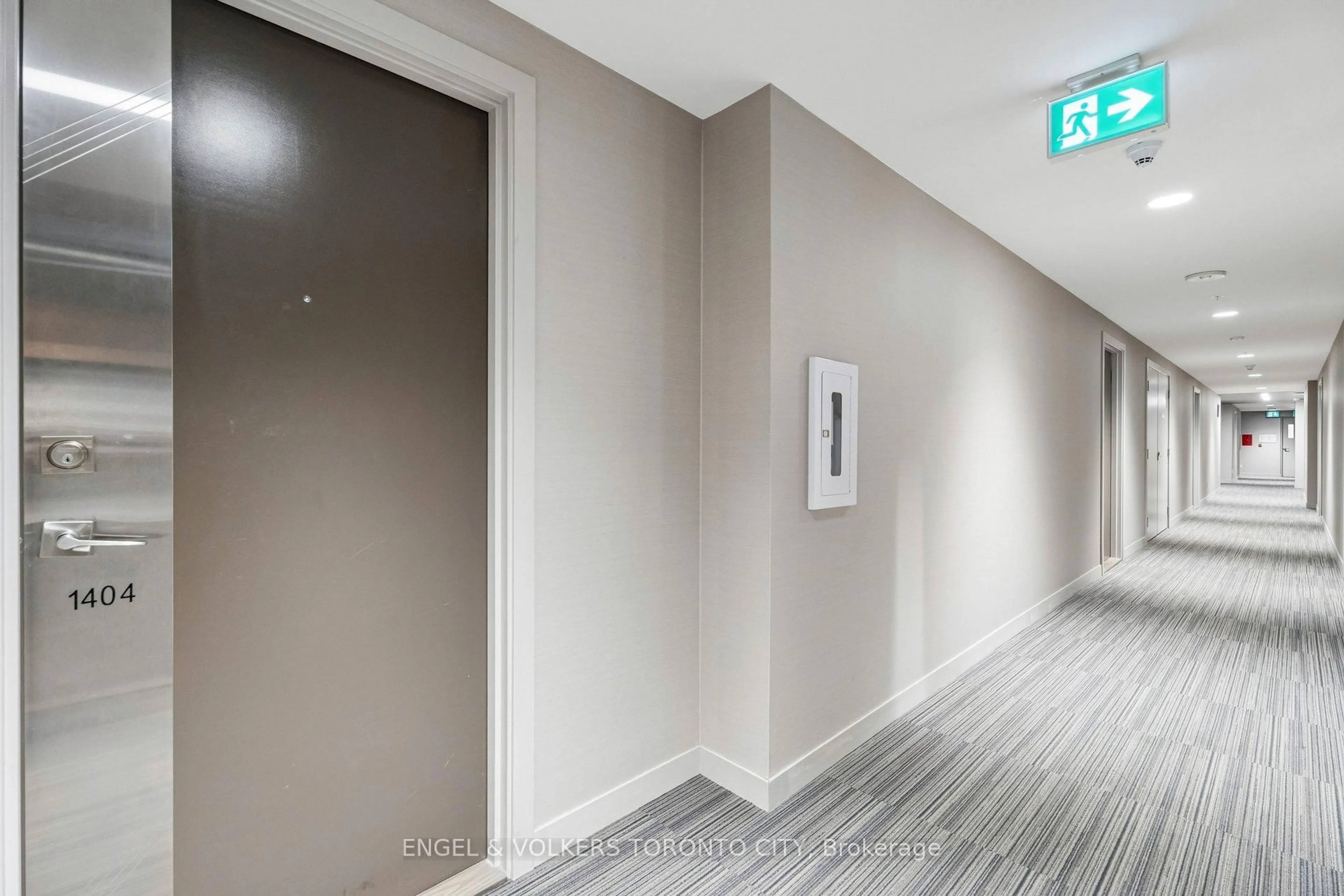 Indoor foyer for 2087 Fairview St #1404, Burlington Ontario L7R 0E5