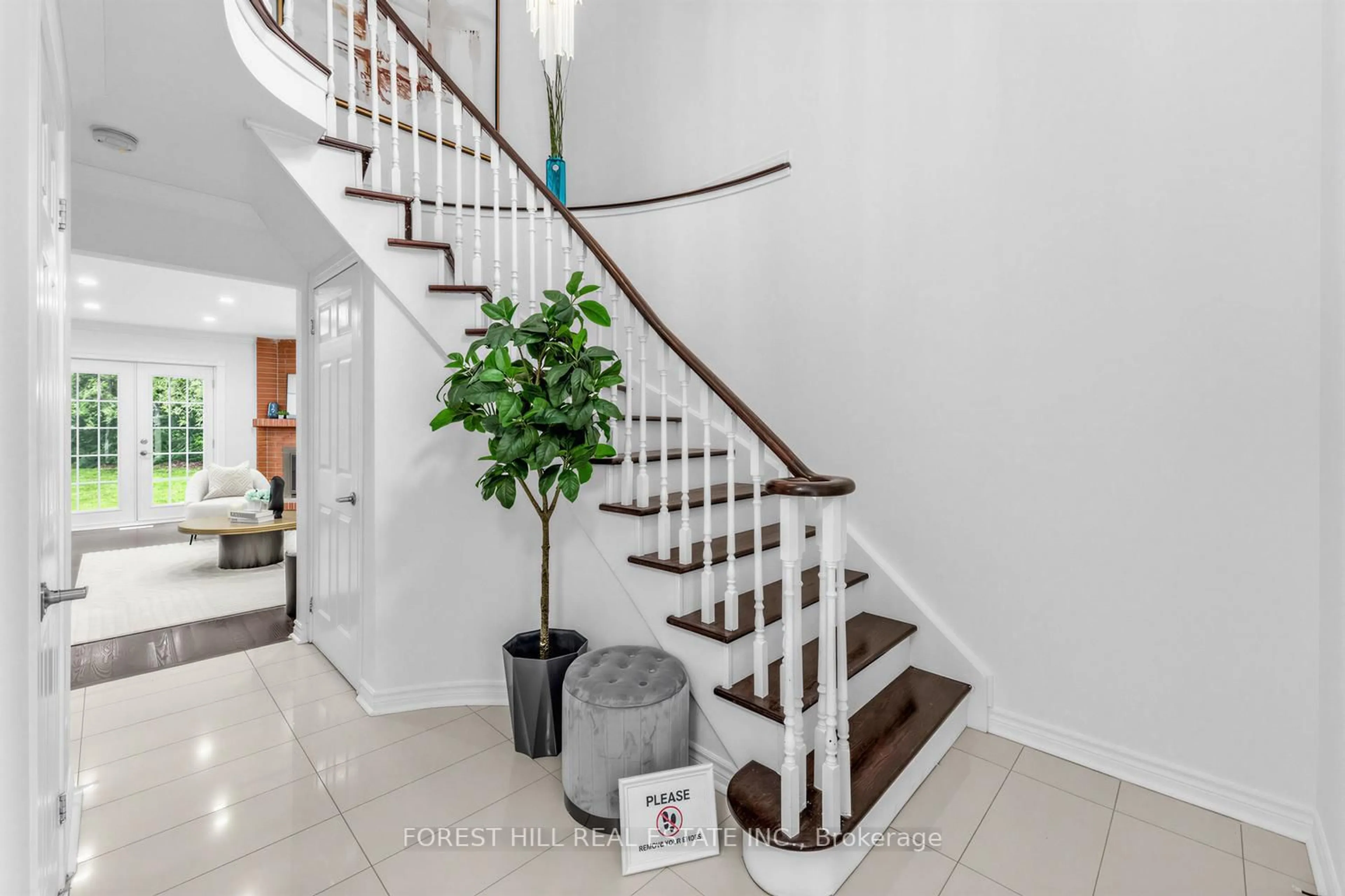 Indoor entryway for 4198 Powderhorn Cres, Mississauga Ontario L5L 3B9
