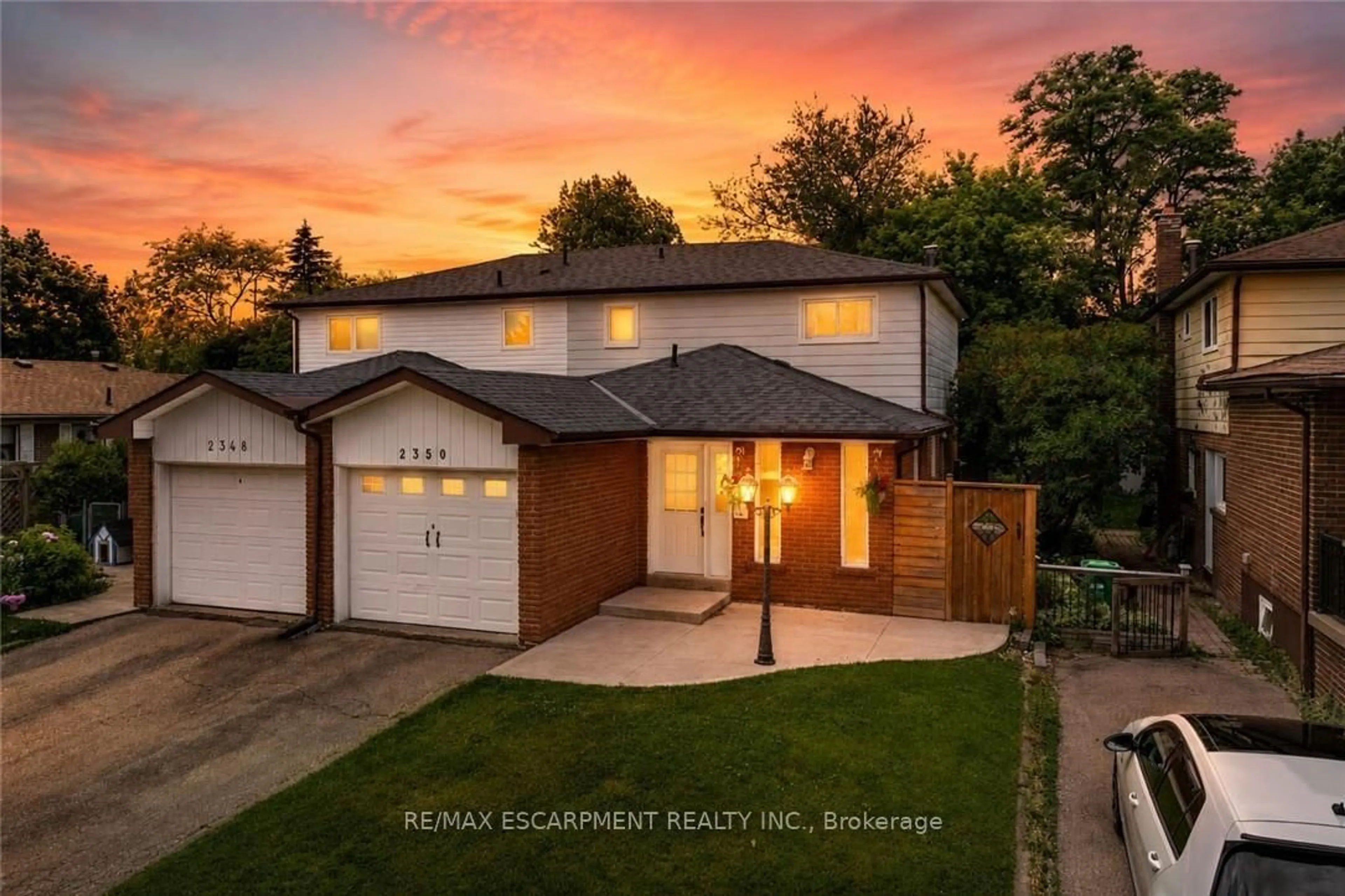 A pic from outside/outdoor area/front of a property/back of a property/a pic from drone, street for 2350 Gareth Rd, Mississauga Ontario L5B 1Z5