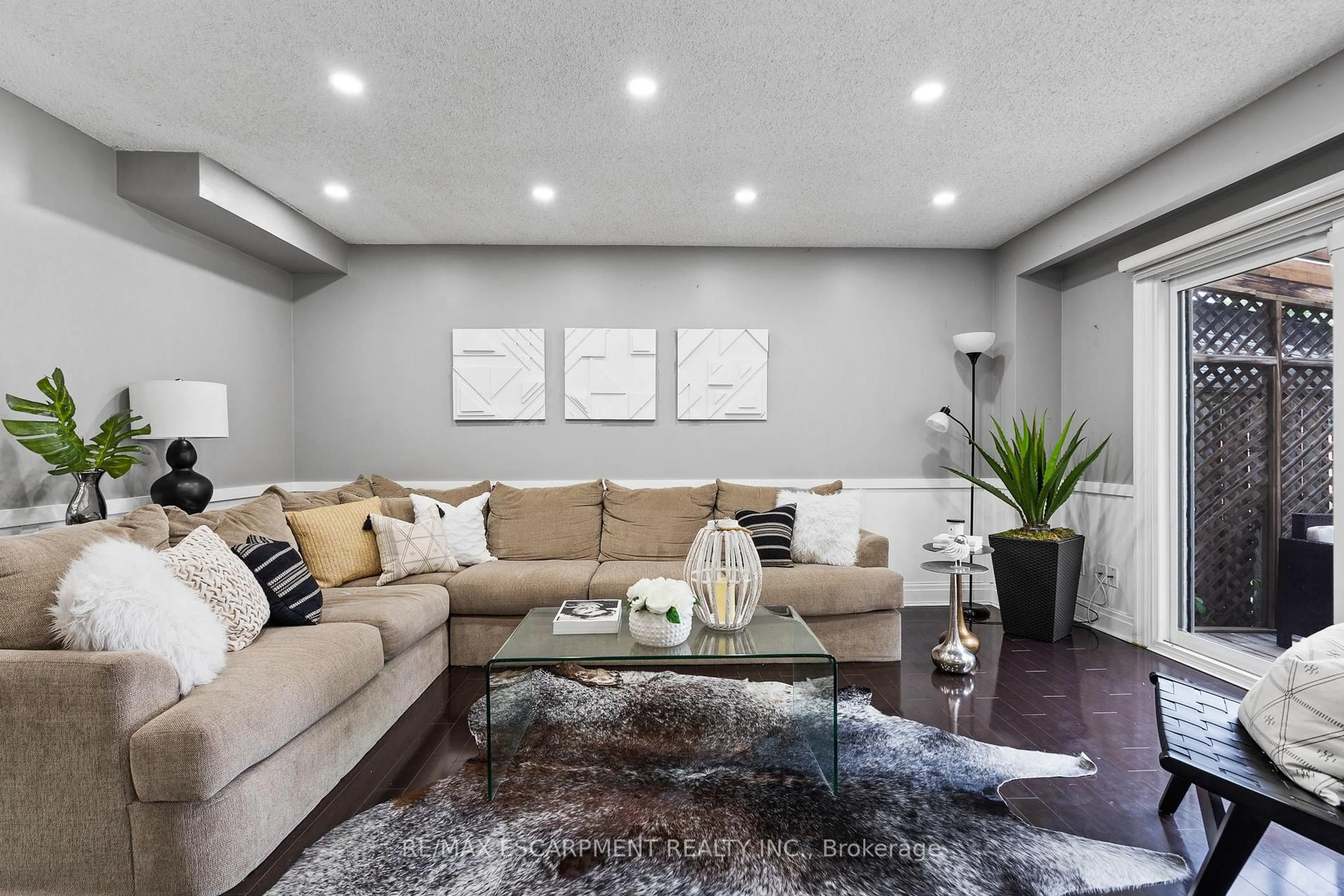 Living room with furniture, unknown for 2350 Gareth Rd, Mississauga Ontario L5B 1Z5