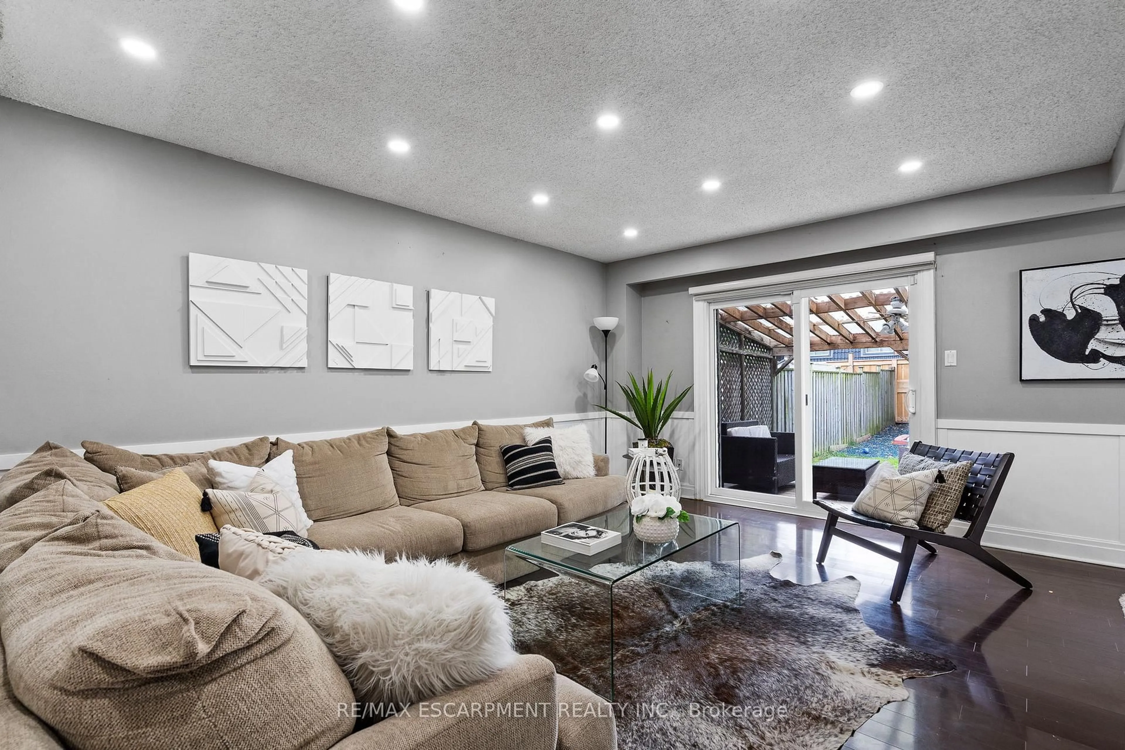 Living room with furniture, unknown for 2350 Gareth Rd, Mississauga Ontario L5B 1Z5