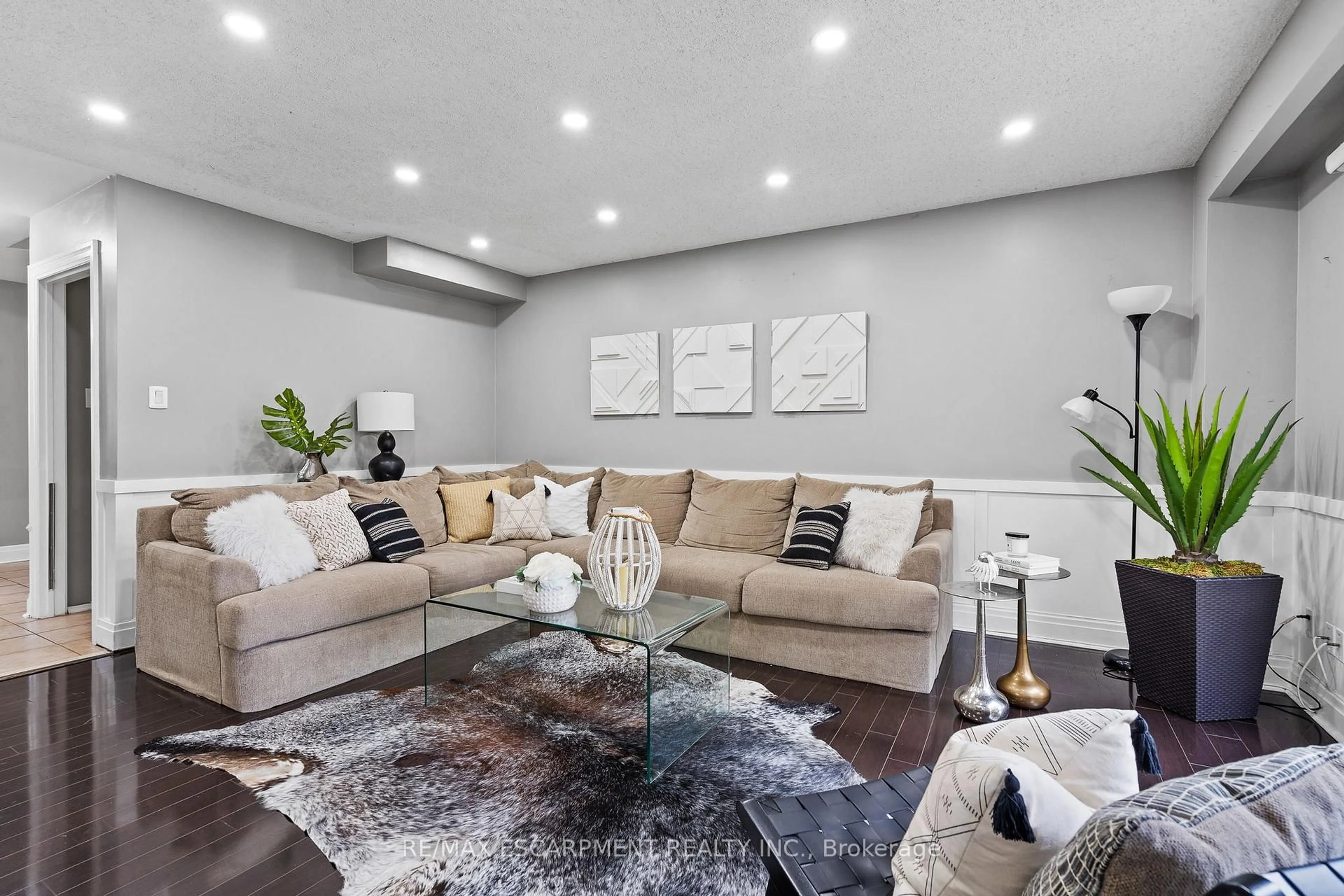 Living room with furniture, unknown for 2350 Gareth Rd, Mississauga Ontario L5B 1Z5