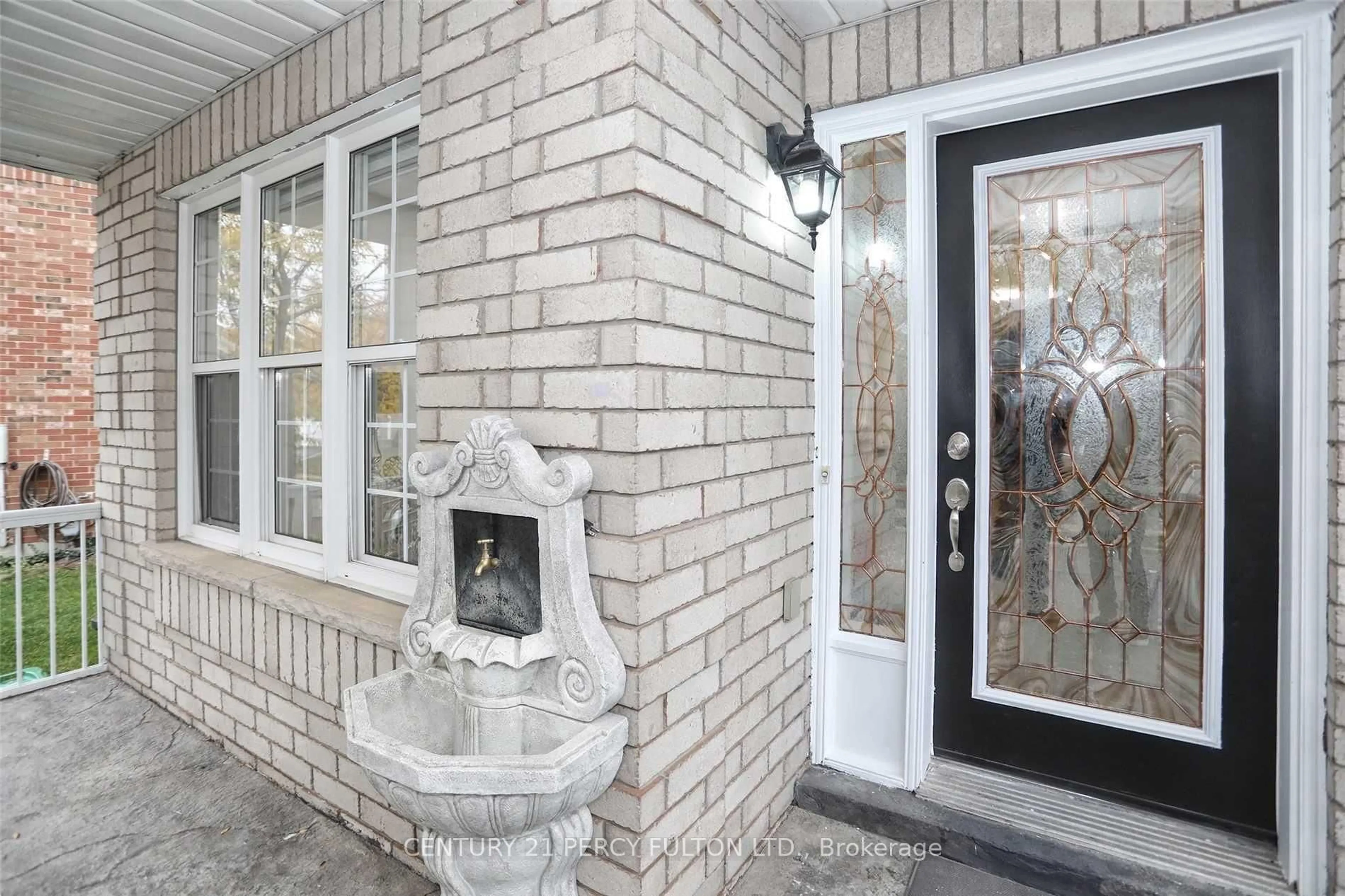 Indoor entryway for 9 Valleypark Cres, Brampton Ontario L7A 1X8