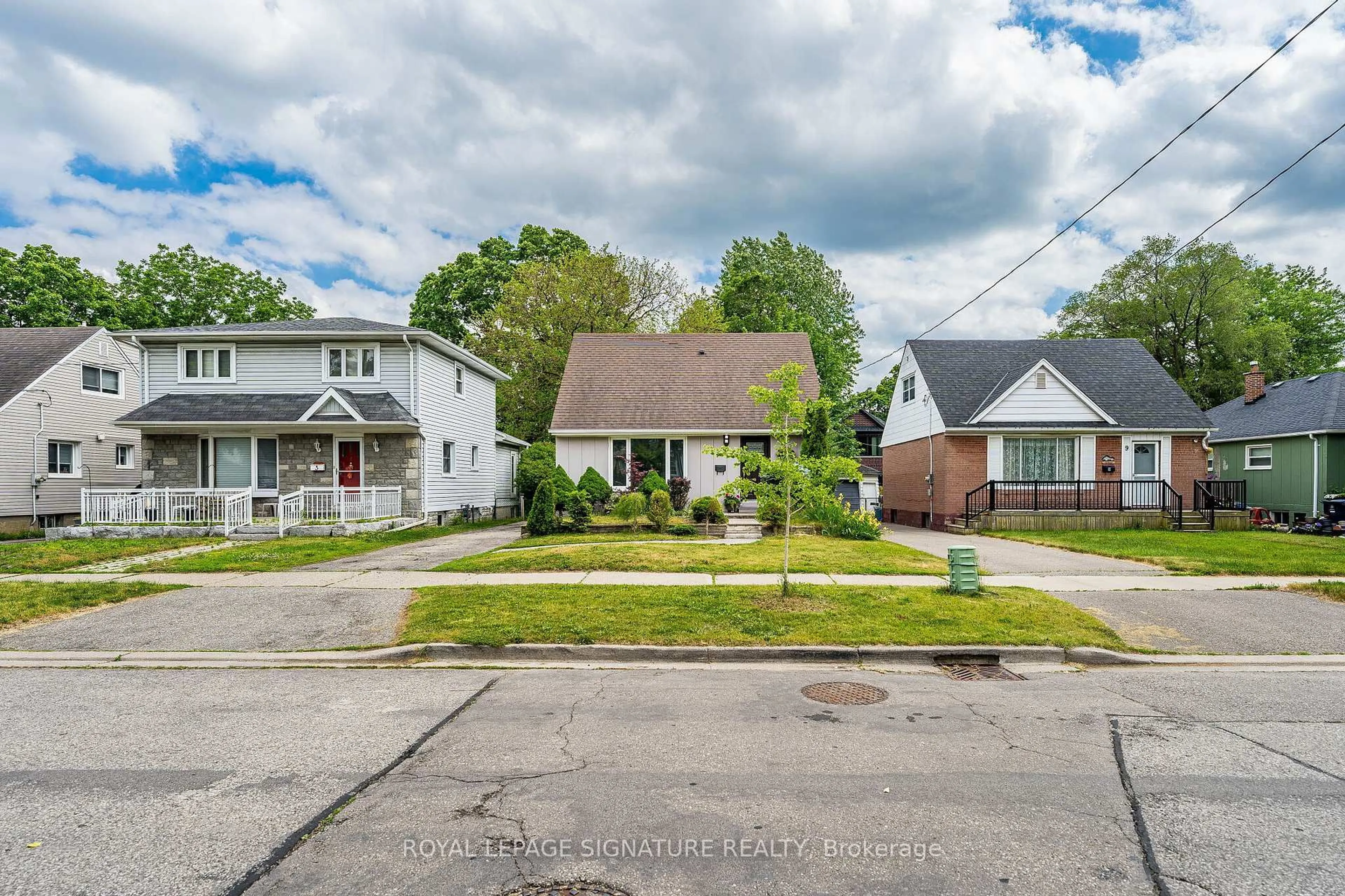A pic from outside/outdoor area/front of a property/back of a property/a pic from drone, street for 7 Putney Rd, Toronto Ontario M8W 2K6