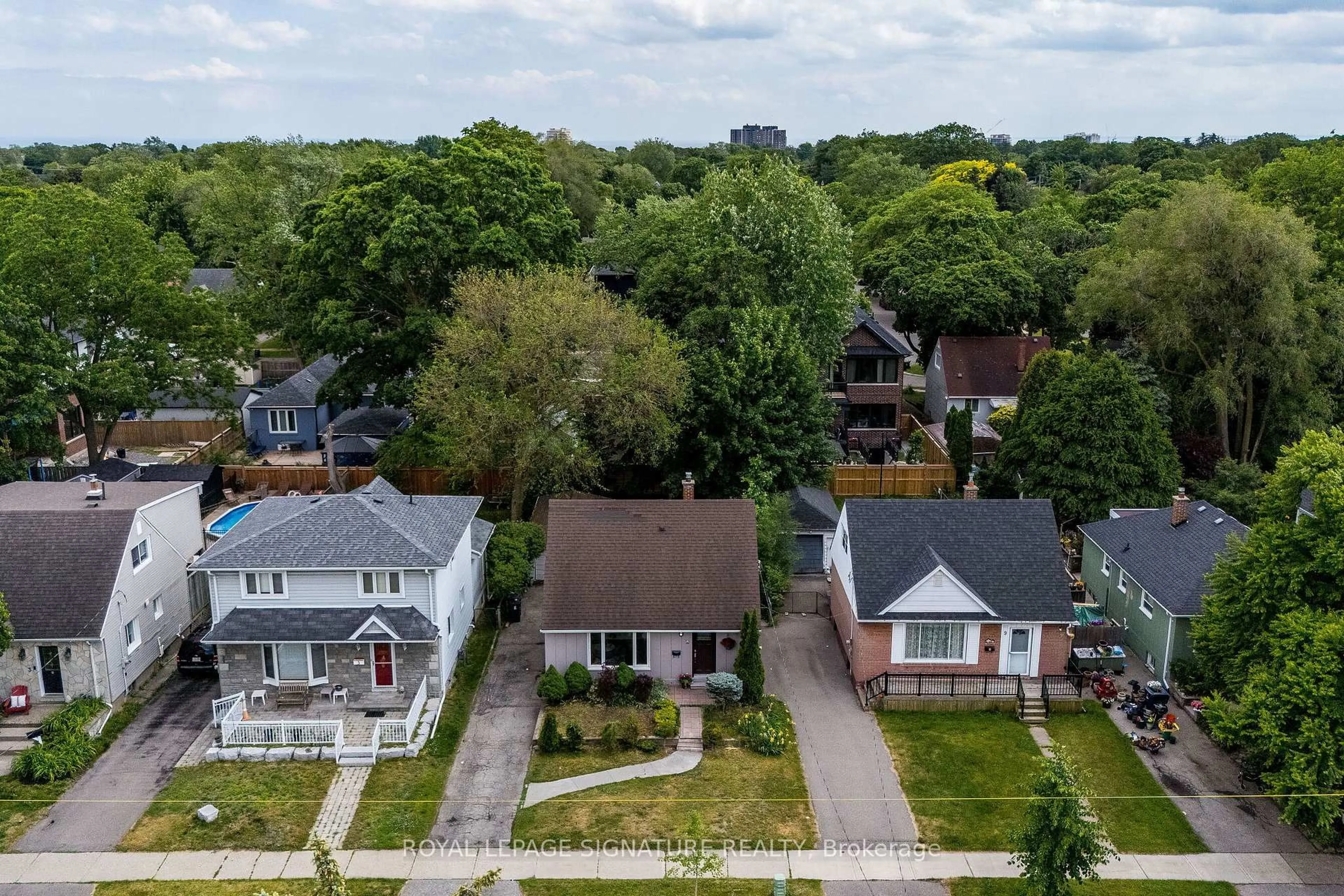 A pic from outside/outdoor area/front of a property/back of a property/a pic from drone, street for 7 Putney Rd, Toronto Ontario M8W 2K6