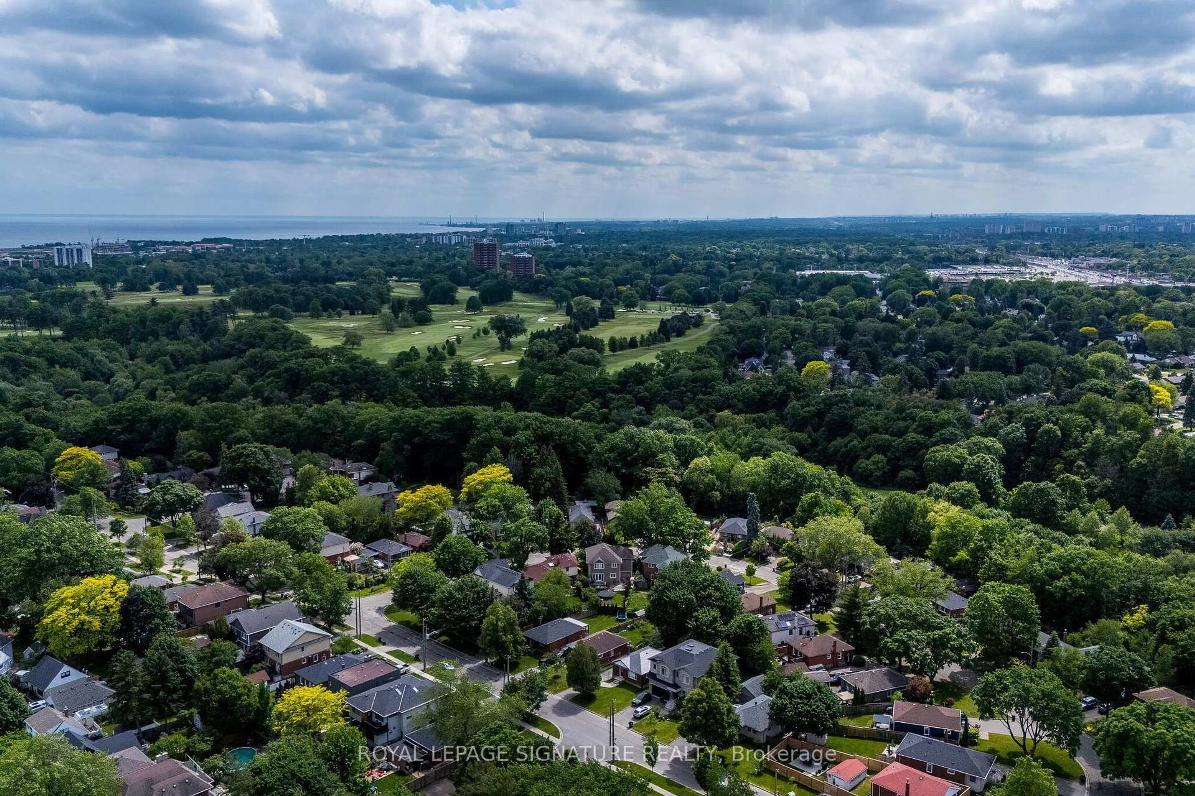 A pic from outside/outdoor area/front of a property/back of a property/a pic from drone, unknown for 7 Putney Rd, Toronto Ontario M8W 2K6