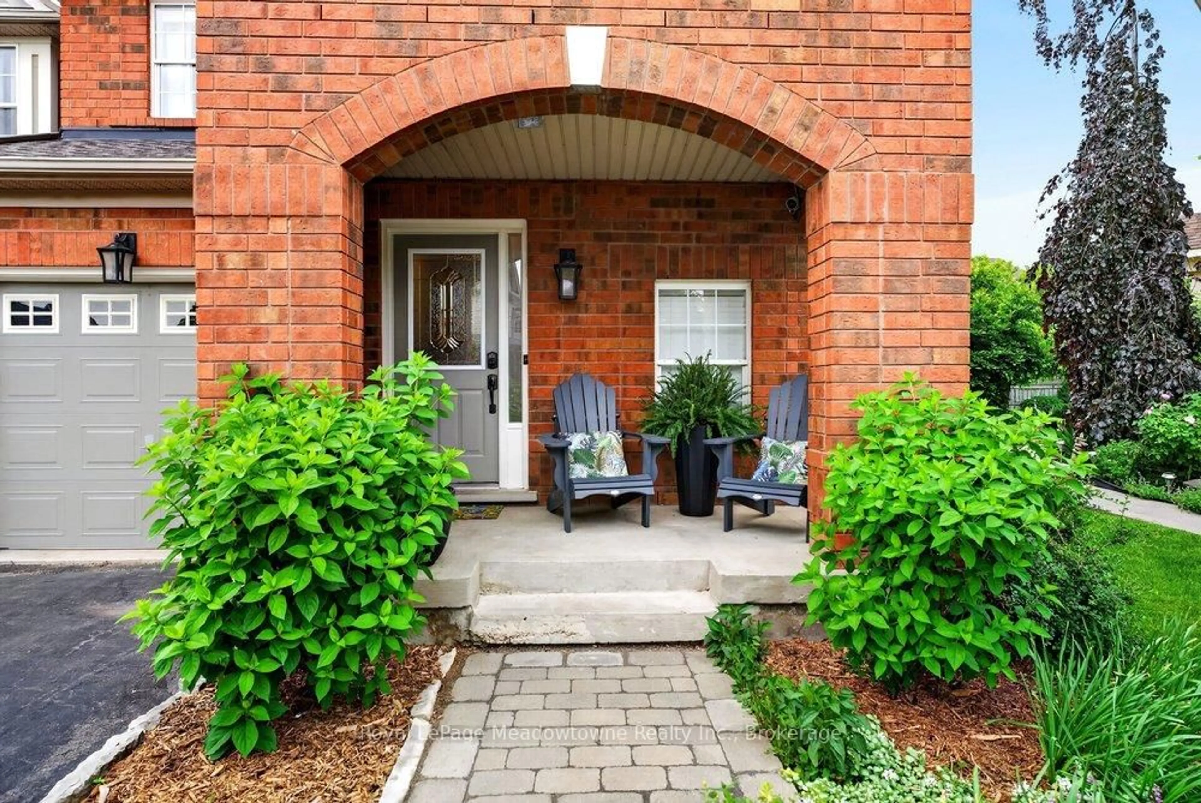 Patio, street for 658 Porter Way, Milton Ontario L9T 5W2