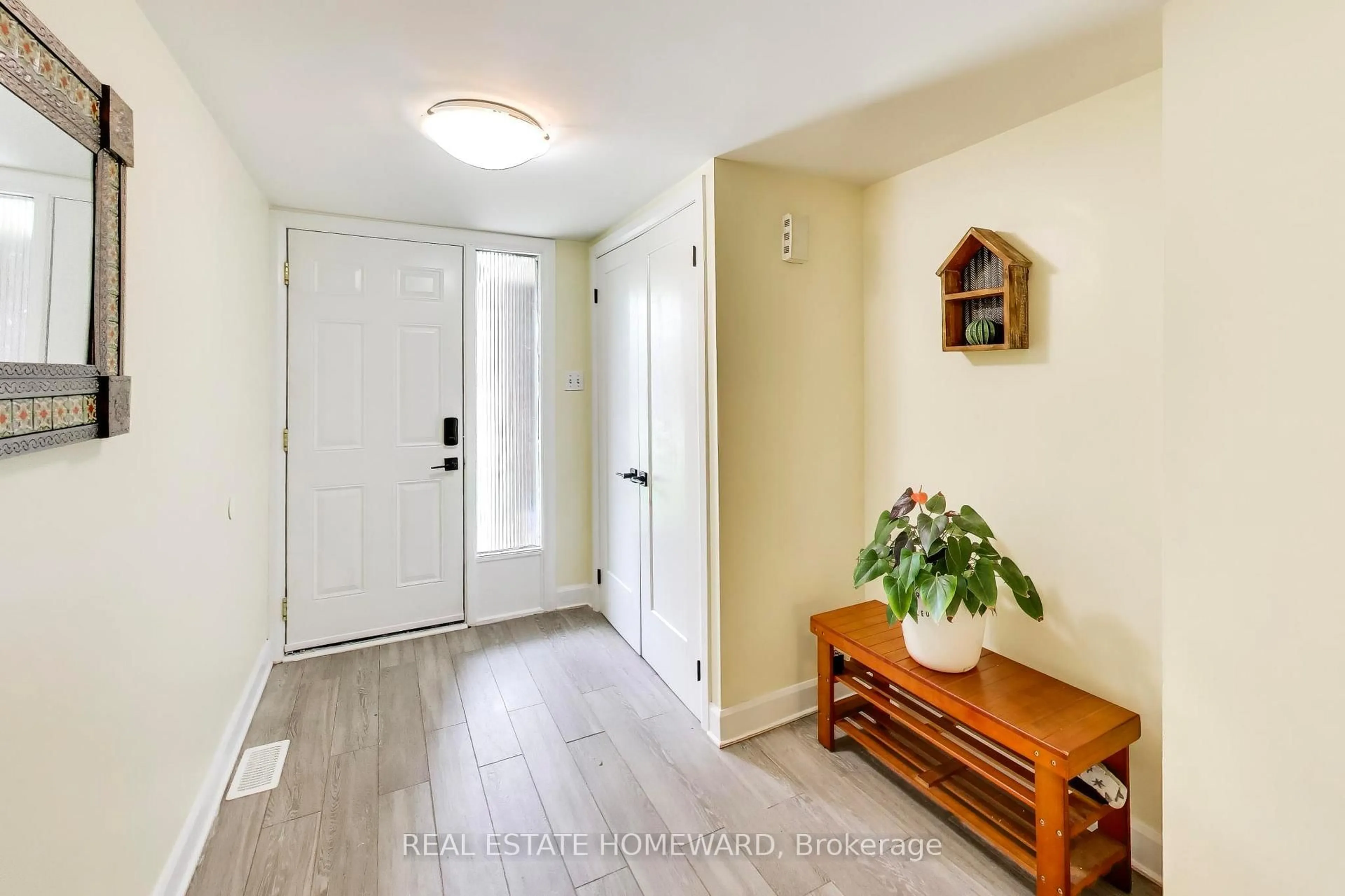 Indoor entryway for 7251 Copenhagen Rd #36, Mississauga Ontario L5N 2H6