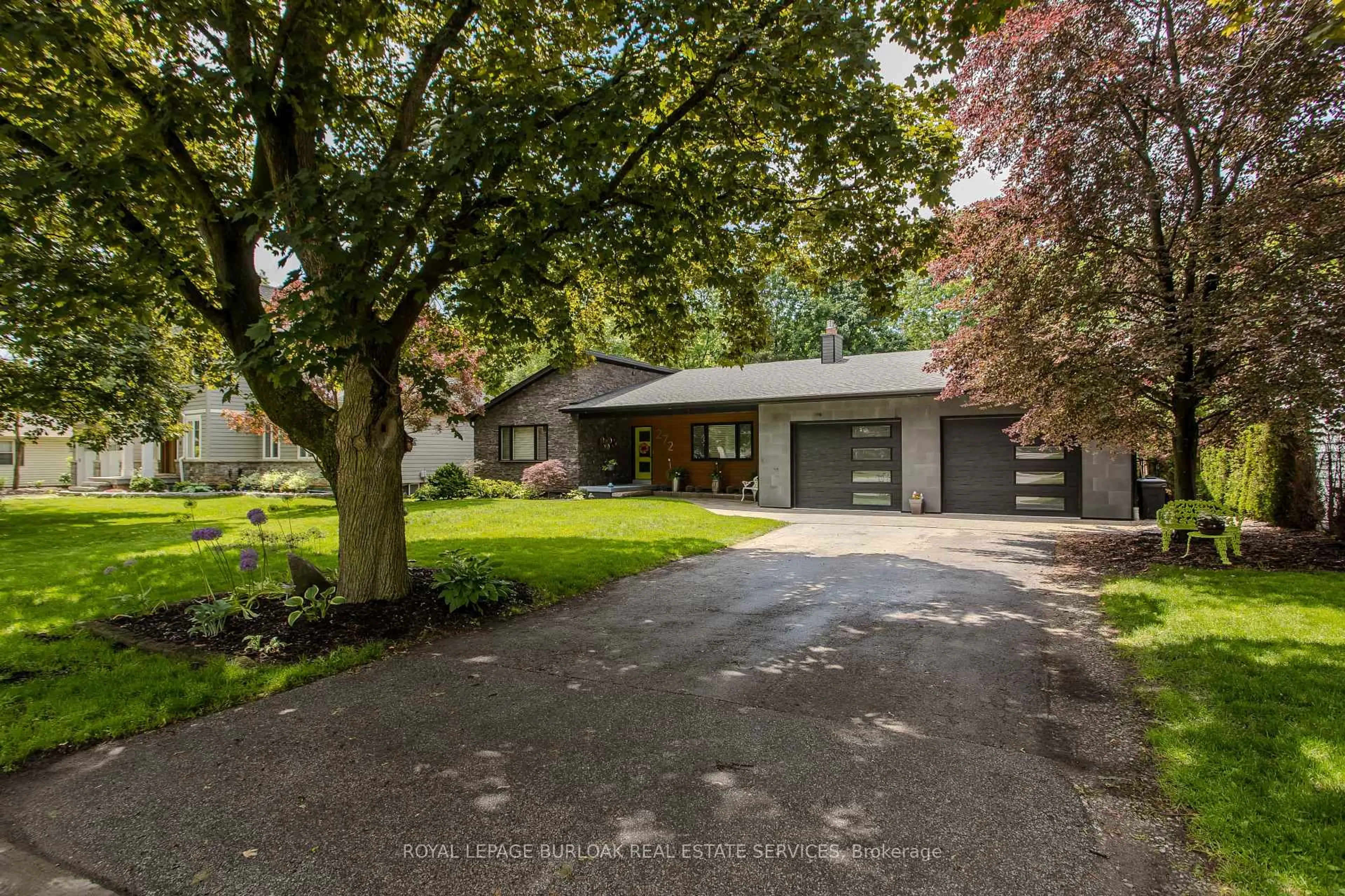 A pic from outside/outdoor area/front of a property/back of a property/a pic from drone, street for 272 Goodram Dr, Burlington Ontario L7L 2J5