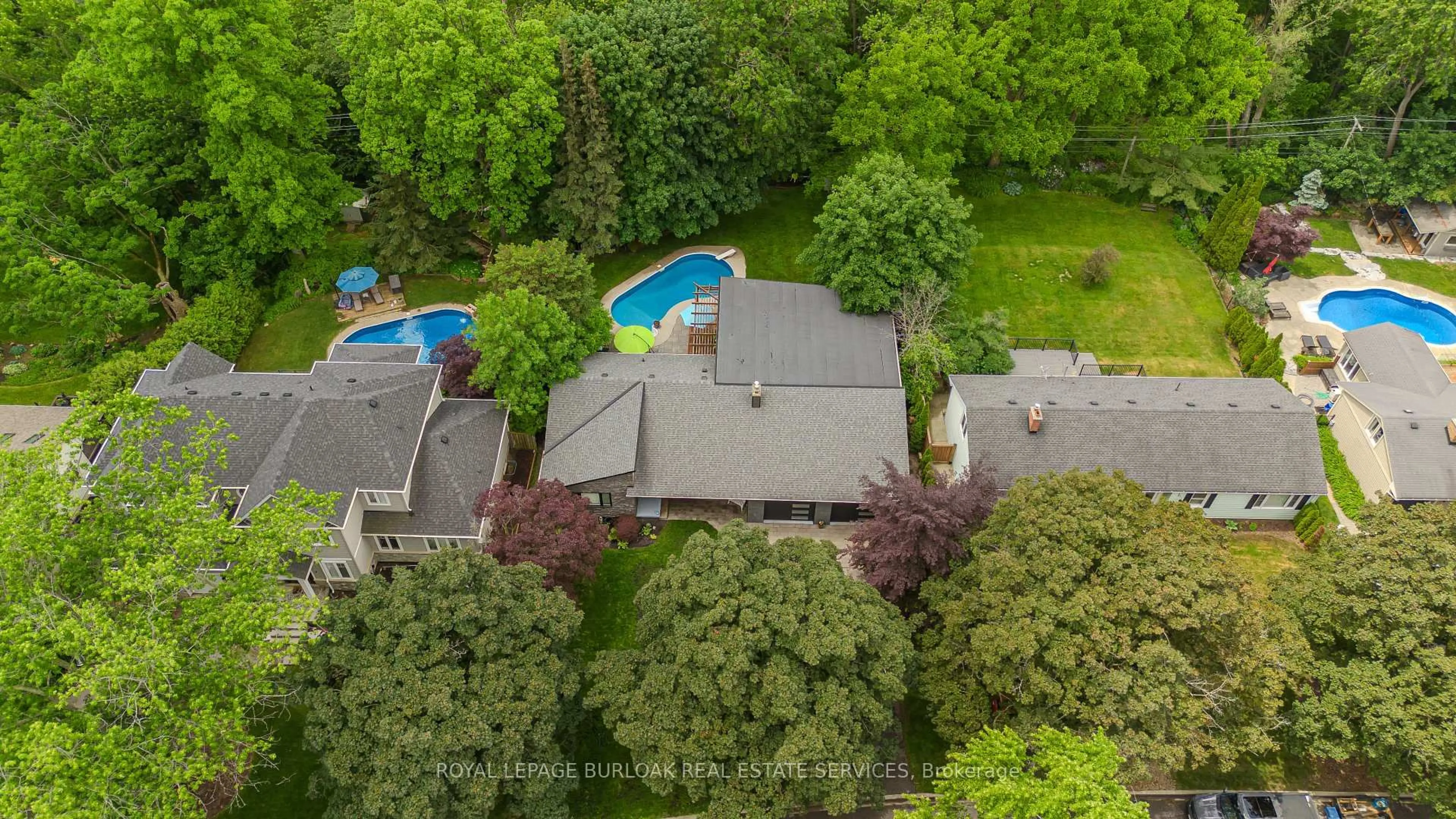 A pic from outside/outdoor area/front of a property/back of a property/a pic from drone, unknown for 272 Goodram Dr, Burlington Ontario L7L 2J5