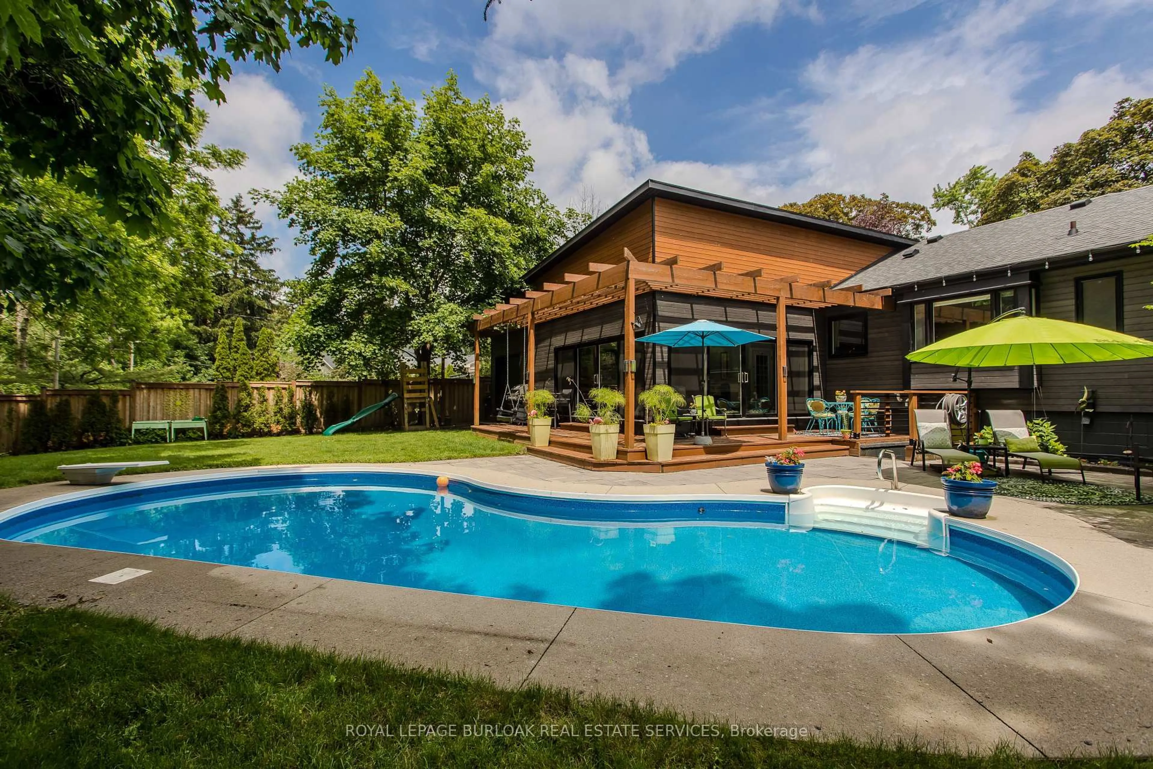 Pool for 272 Goodram Dr, Burlington Ontario L7L 2J5