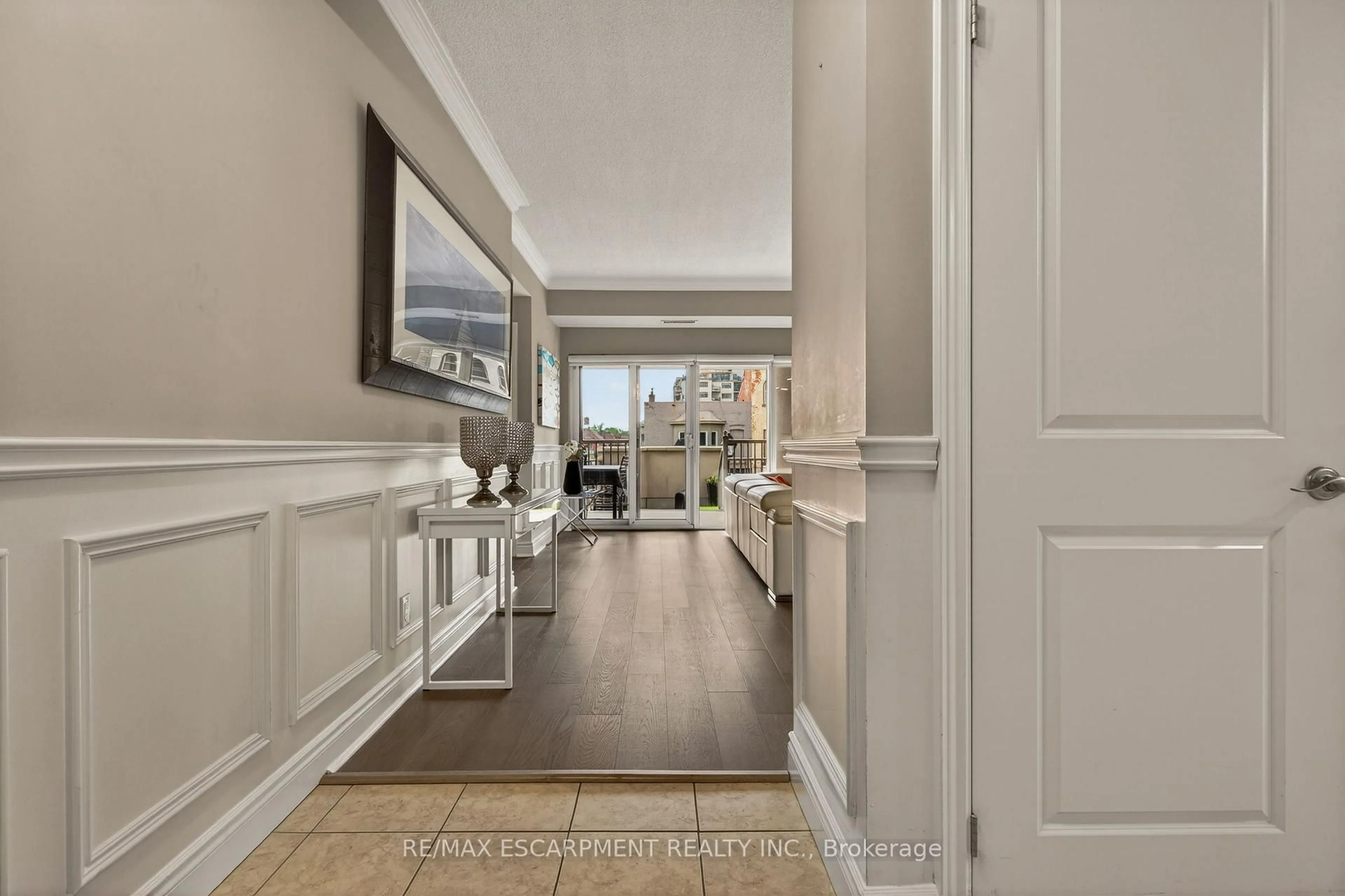Indoor entryway for 1477 Lakeshore Rd #202, Burlington Ontario L7S 1B5