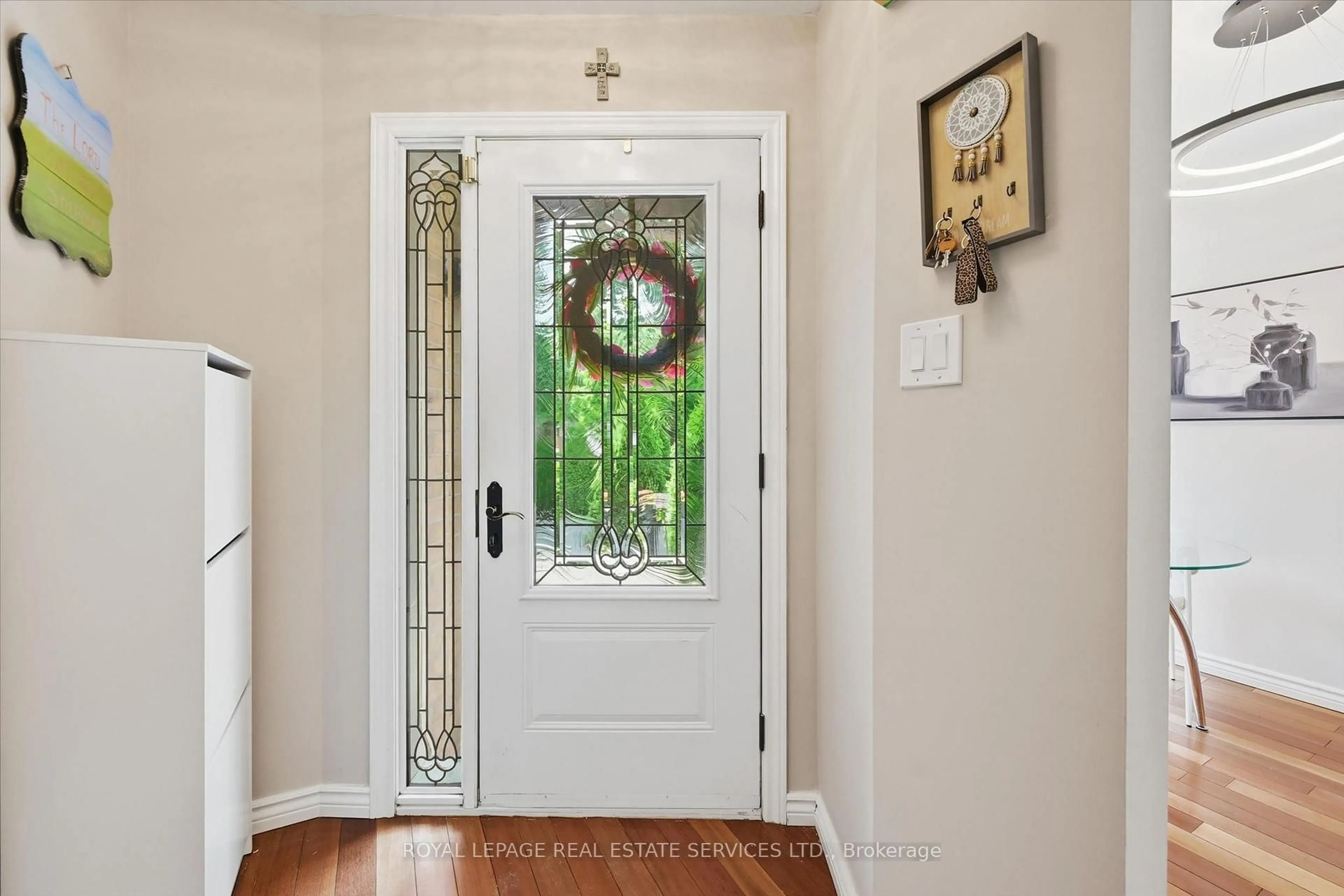 Indoor entryway for 1156 Potters Wheel Cres, Oakville Ontario L6M 1J2