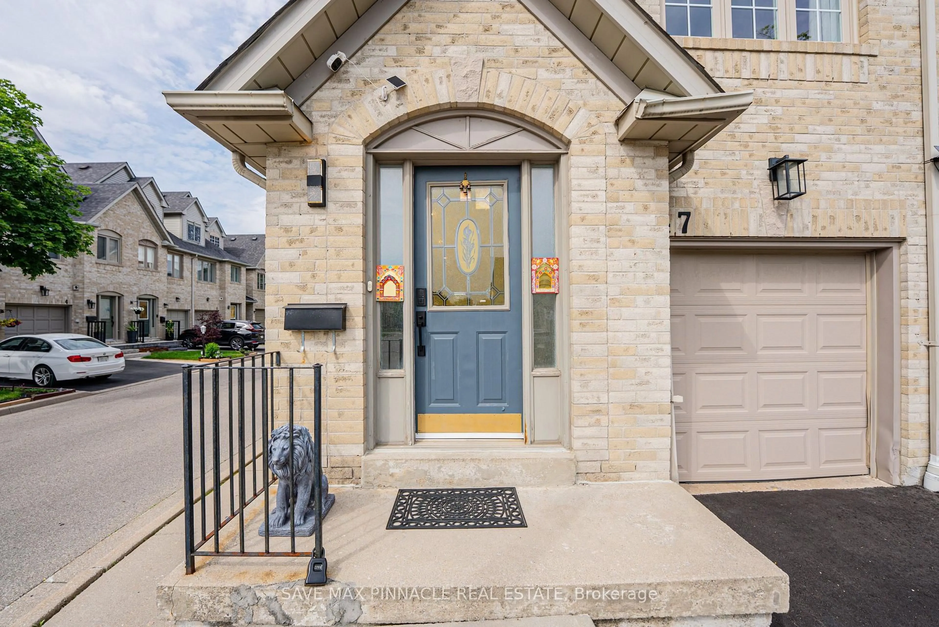 Indoor entryway for 1292 Sherwood Mills Blvd #47, Mississauga Ontario L5V 2G8