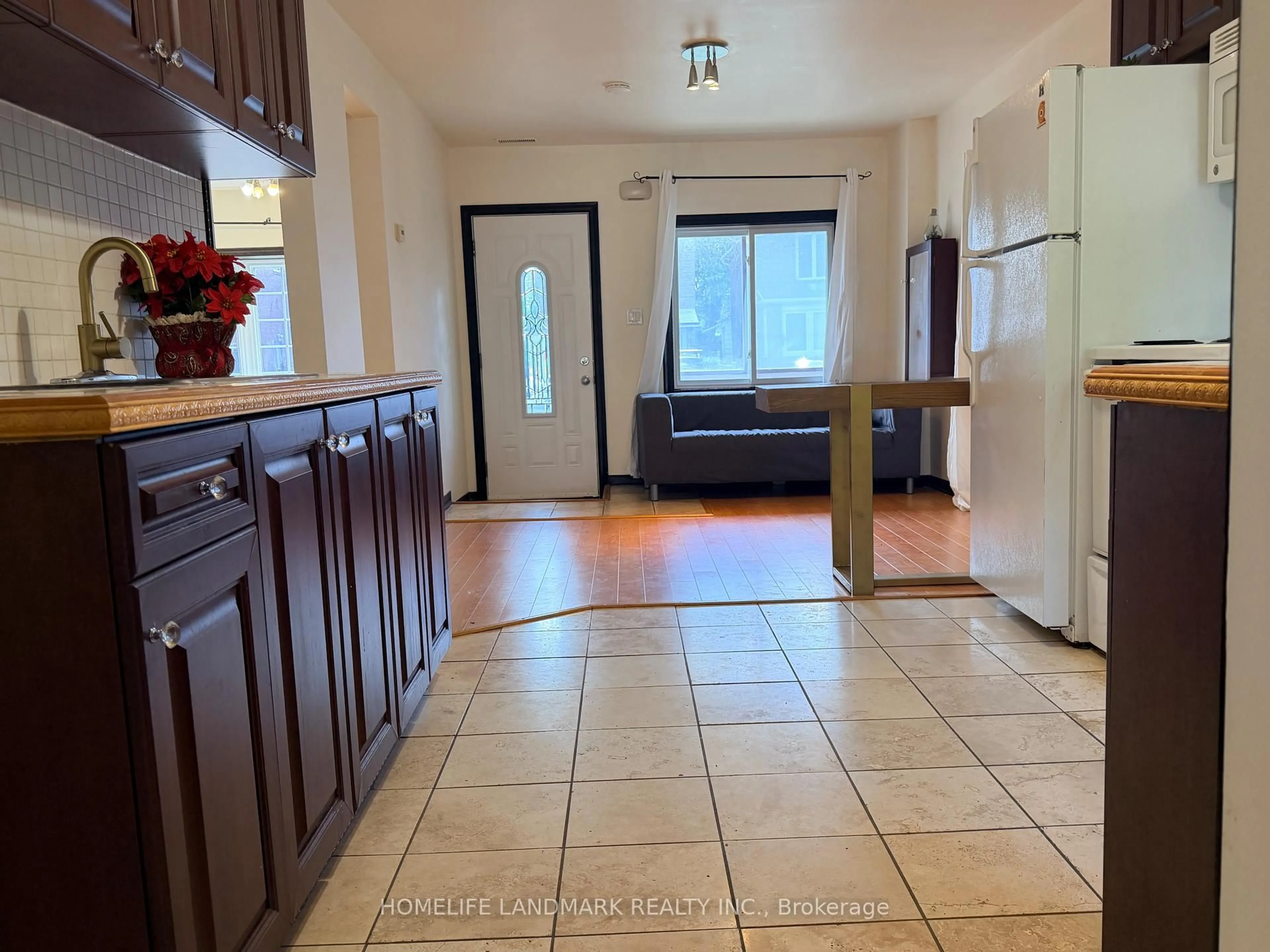 Indoor entryway for 15 Fourteenth St, Toronto Ontario M8V 3H8