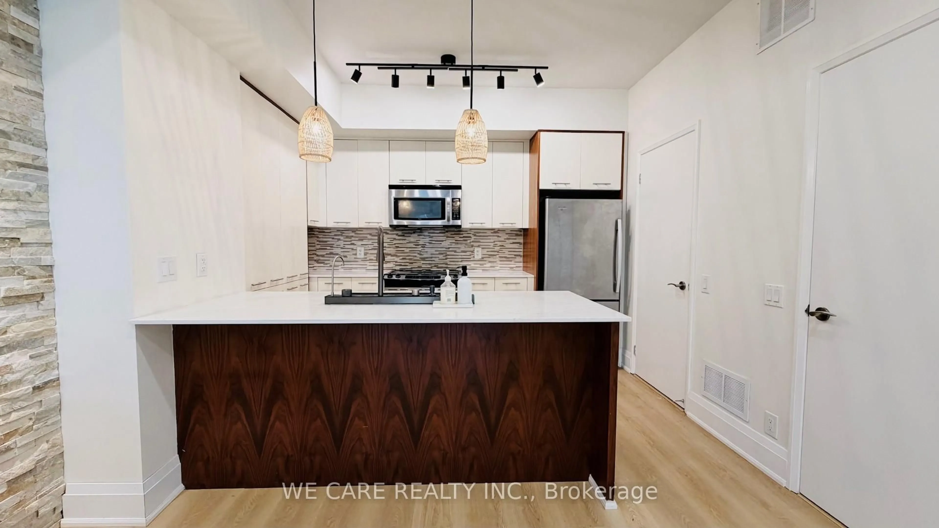 Open concept kitchen, wood/laminate floor for 15 Valhalla Inn Rd #15, Toronto Ontario M9B 0B3