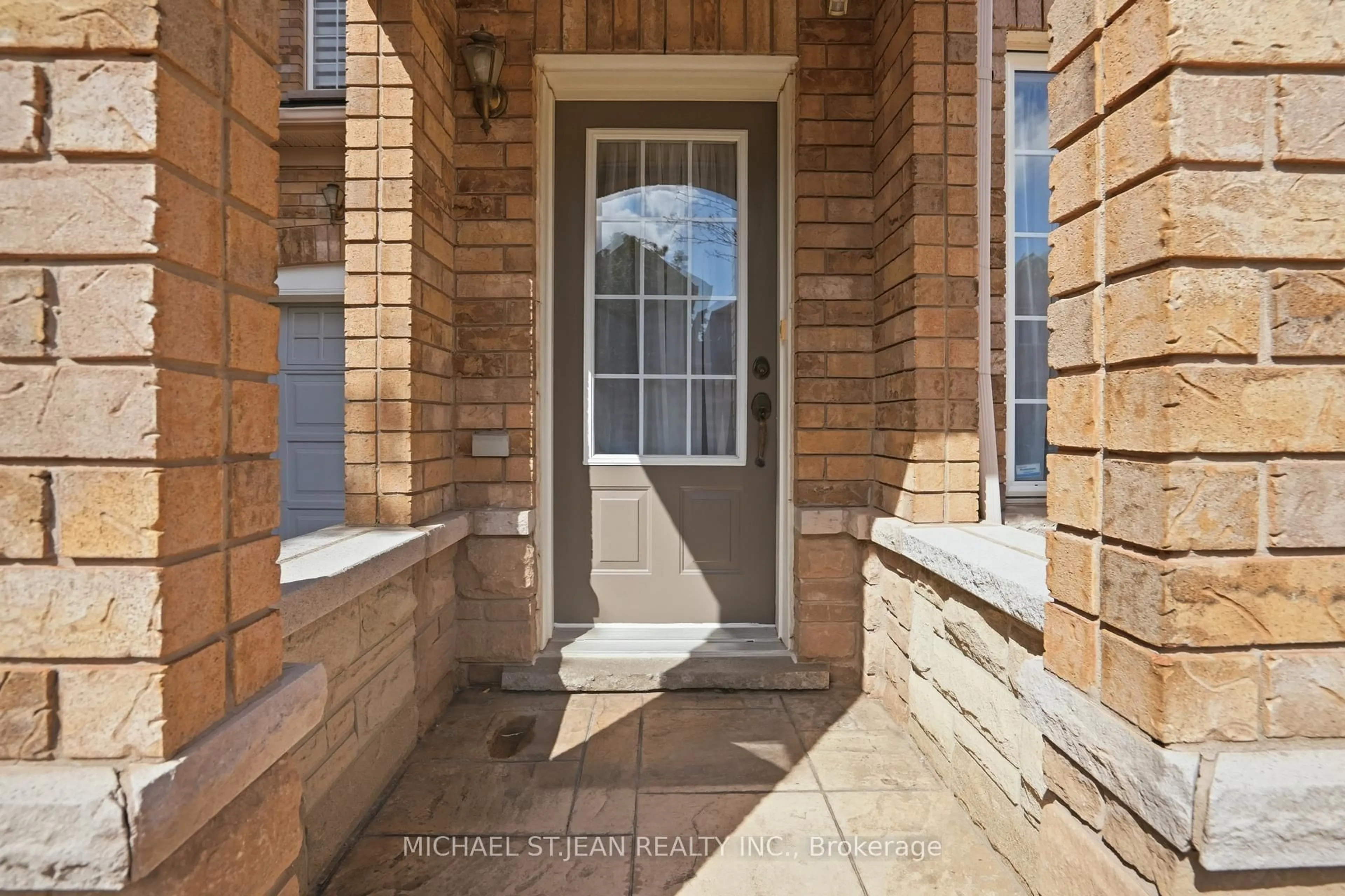 Indoor entryway for 2393 Curtis Rd, Burlington Ontario L7L 7M4
