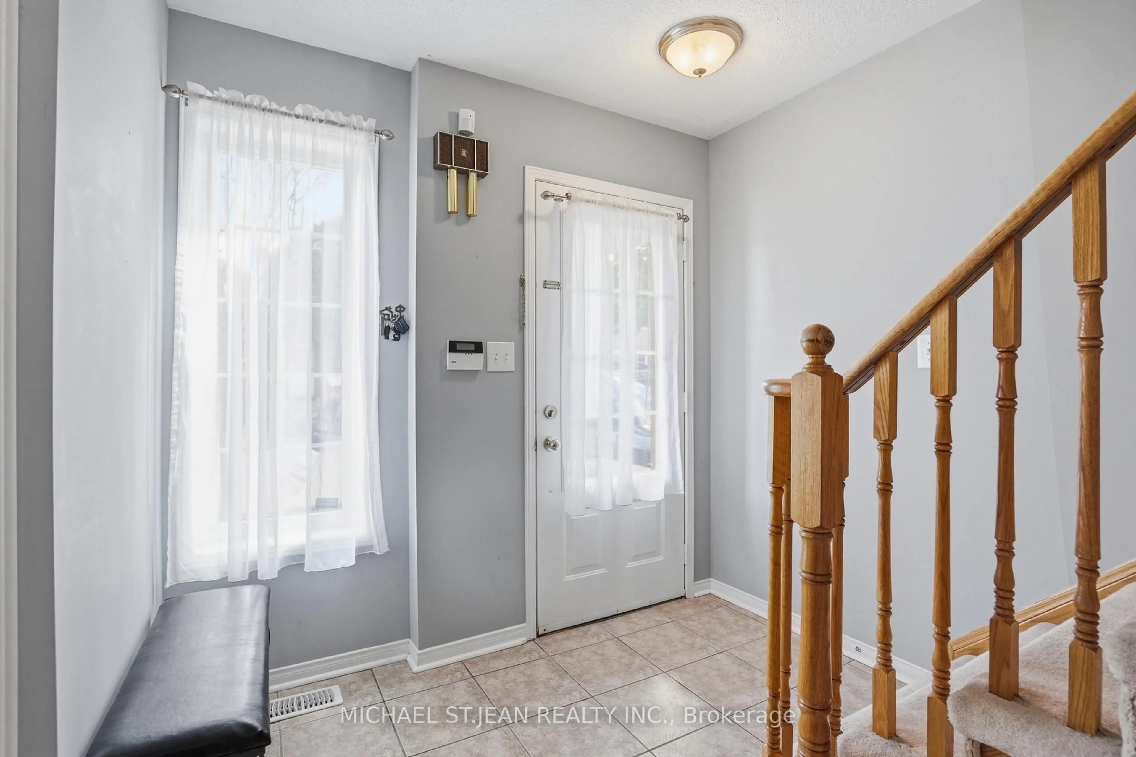 Indoor entryway for 2393 Curtis Rd, Burlington Ontario L7L 7M4